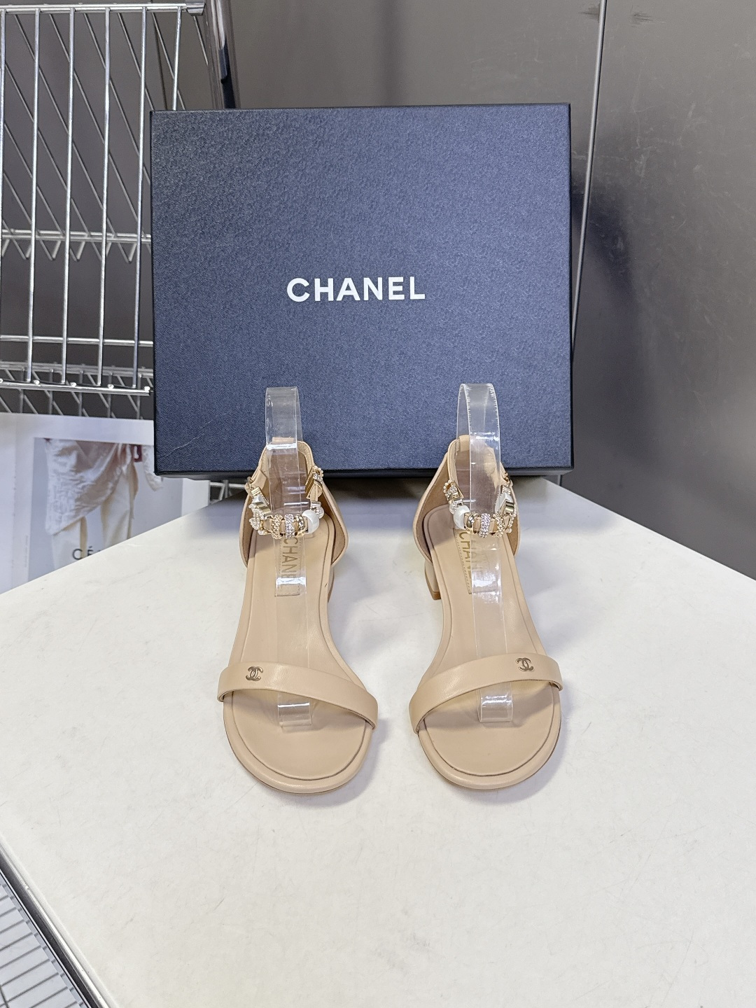 香奈儿CHANEL春夏最新款s珍珠链条粗跟一字带凉鞋超多明星网红种草 鞋头一字带印有双C定制金属扣 原版