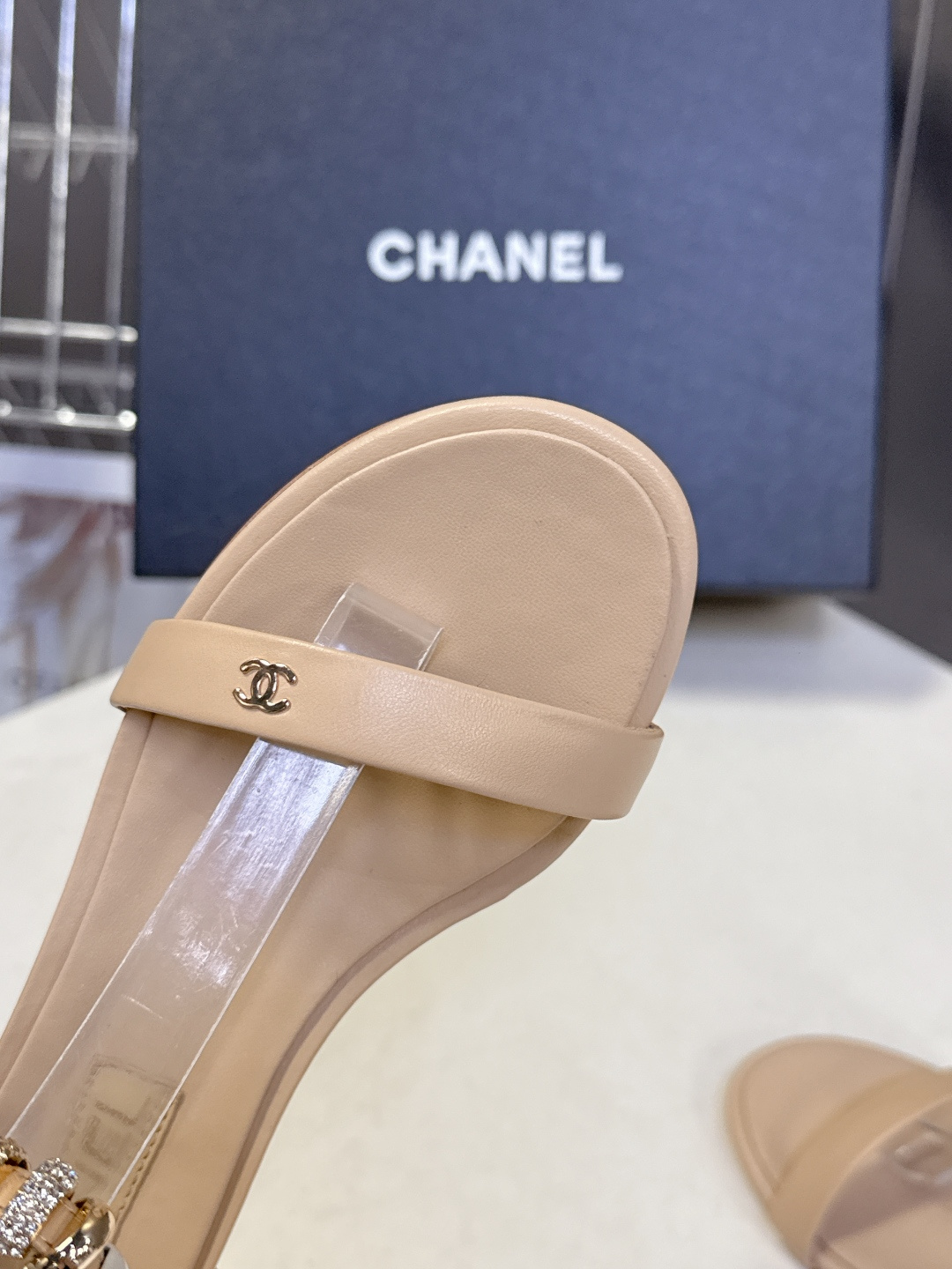 香奈儿CHANEL春夏最新款s珍珠链条粗跟一字带凉鞋超多明星网红种草 鞋头一字带印有双C定制金属扣 原版