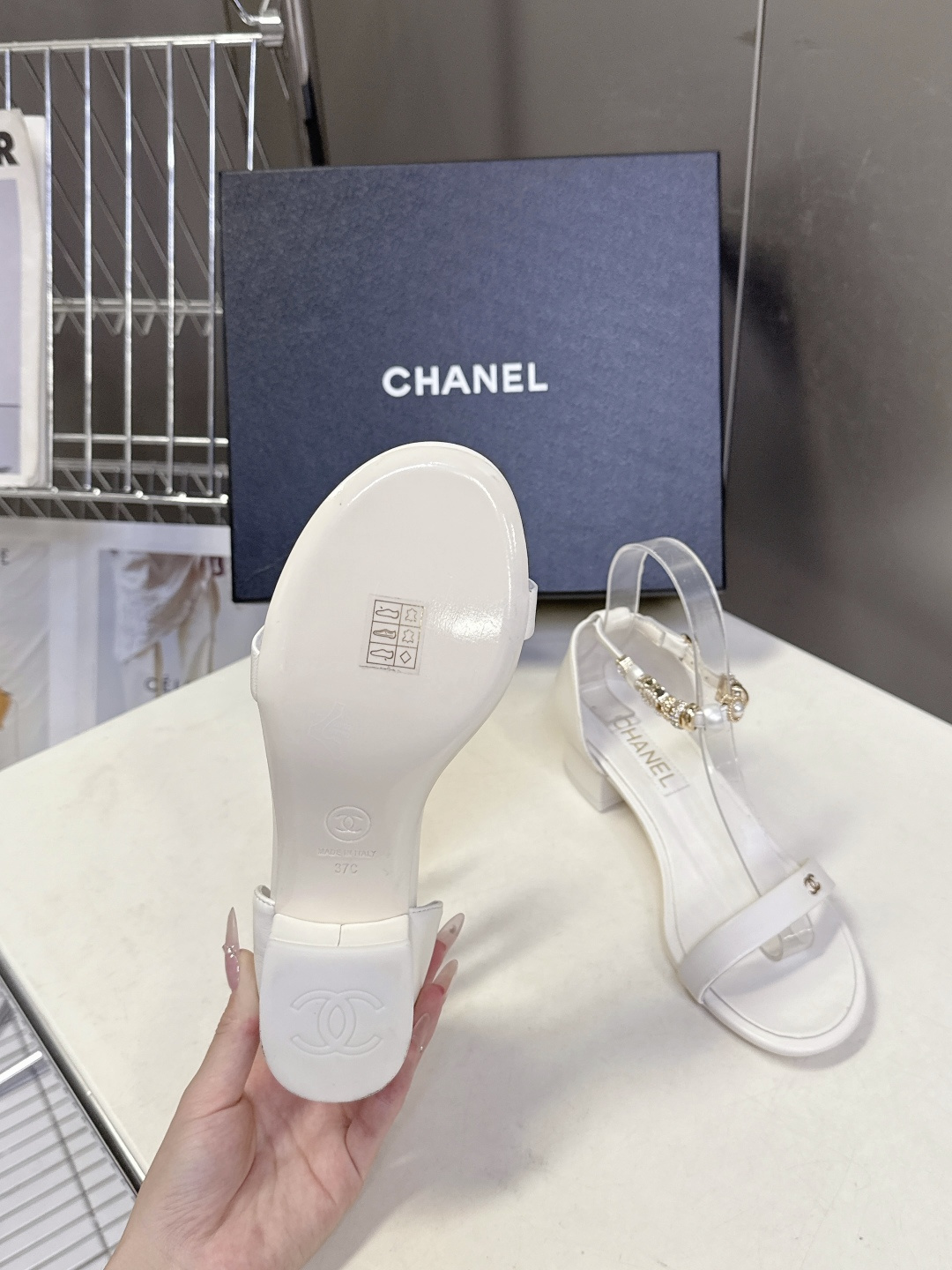 香奈儿CHANEL春夏最新款s珍珠链条粗跟一字带凉鞋超多明星网红种草 鞋头一字带印有双C定制金属扣 原版