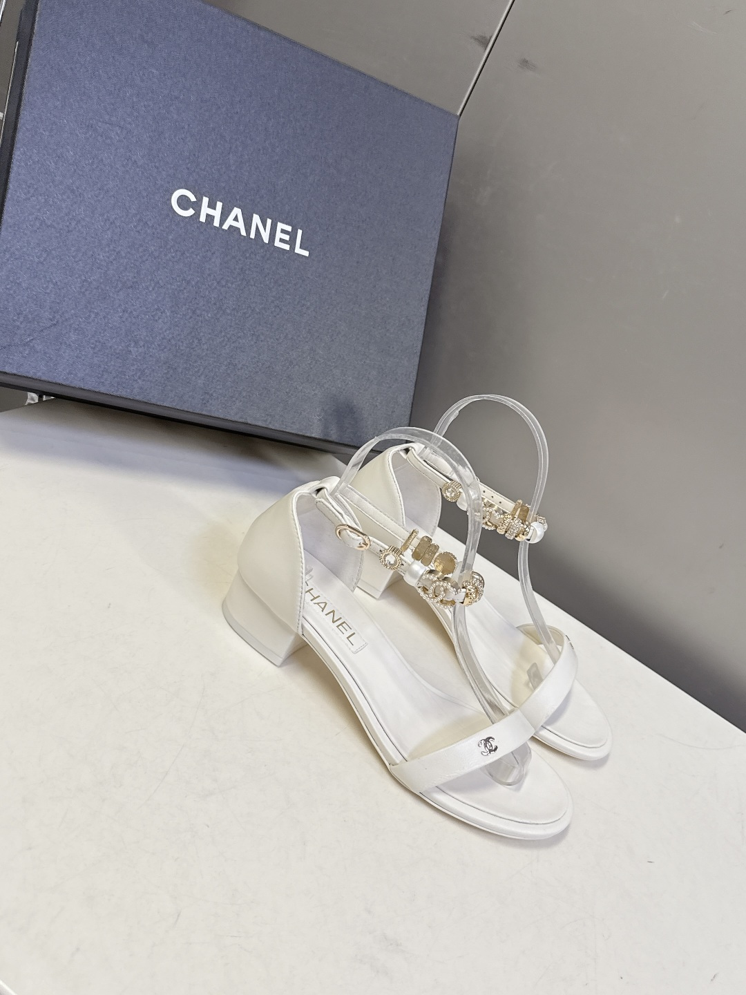 香奈儿CHANEL春夏最新款s珍珠链条粗跟一字带凉鞋超多明星网红种草 鞋头一字带印有双C定制金属扣 原版