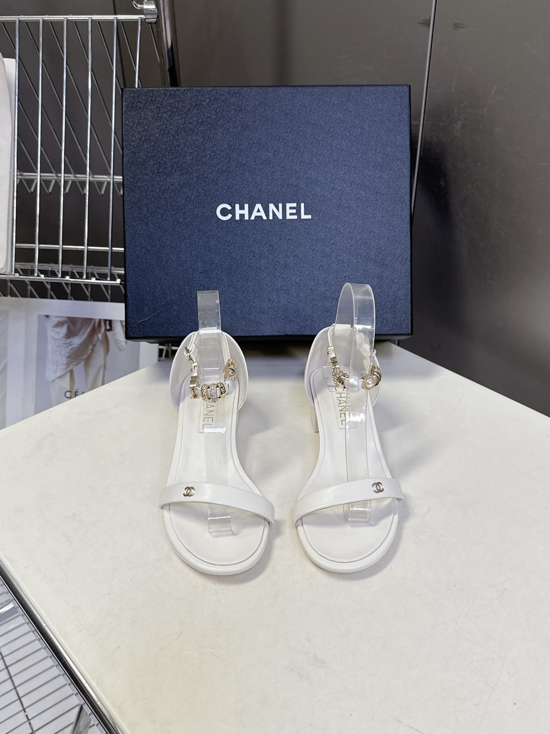 香奈儿CHANEL春夏最新款s珍珠链条粗跟一字带凉鞋超多明星网红种草 鞋头一字带印有双C定制金属扣 原版