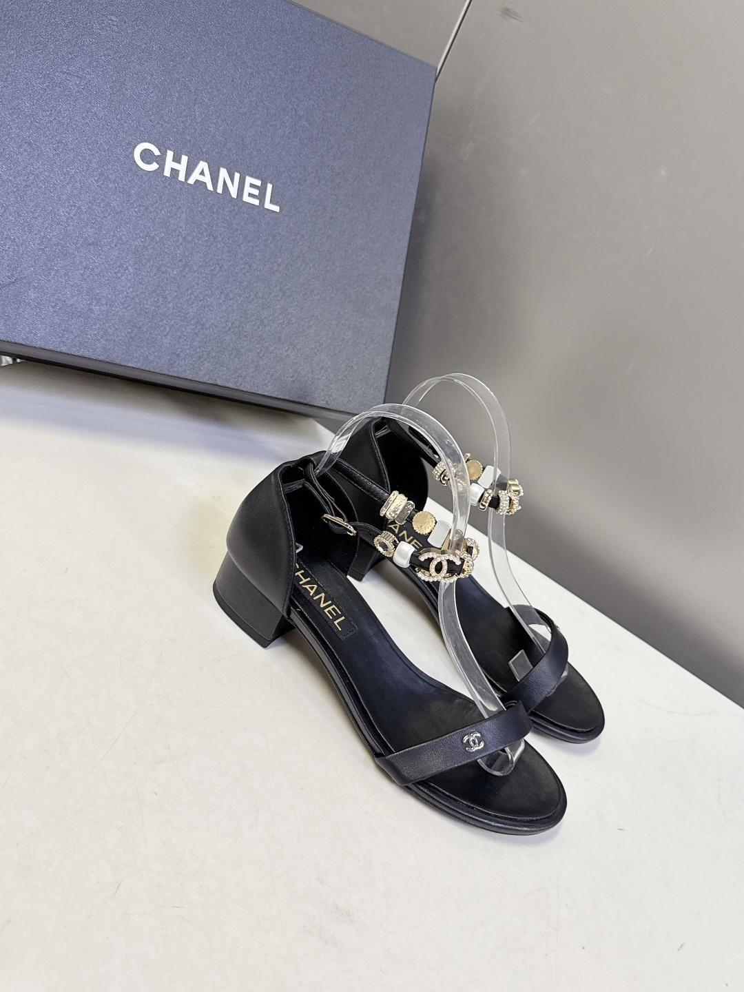 香奈儿CHANEL春夏最新款s珍珠链条粗跟一字带凉鞋超多明星网红种草 鞋头一字带印有双C定制金属扣 原版