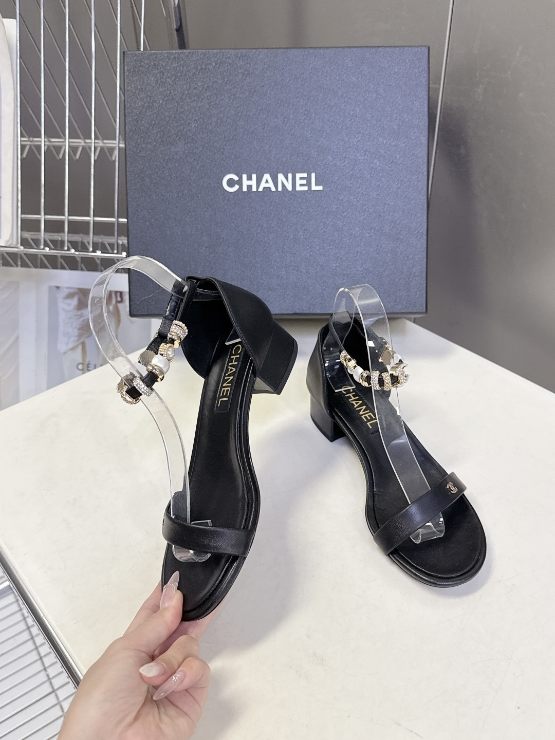 香奈儿CHANEL春夏最新款s珍珠链条粗跟一字带凉鞋超多明星网红种草 鞋头一字带印有双C定制金属扣 原版