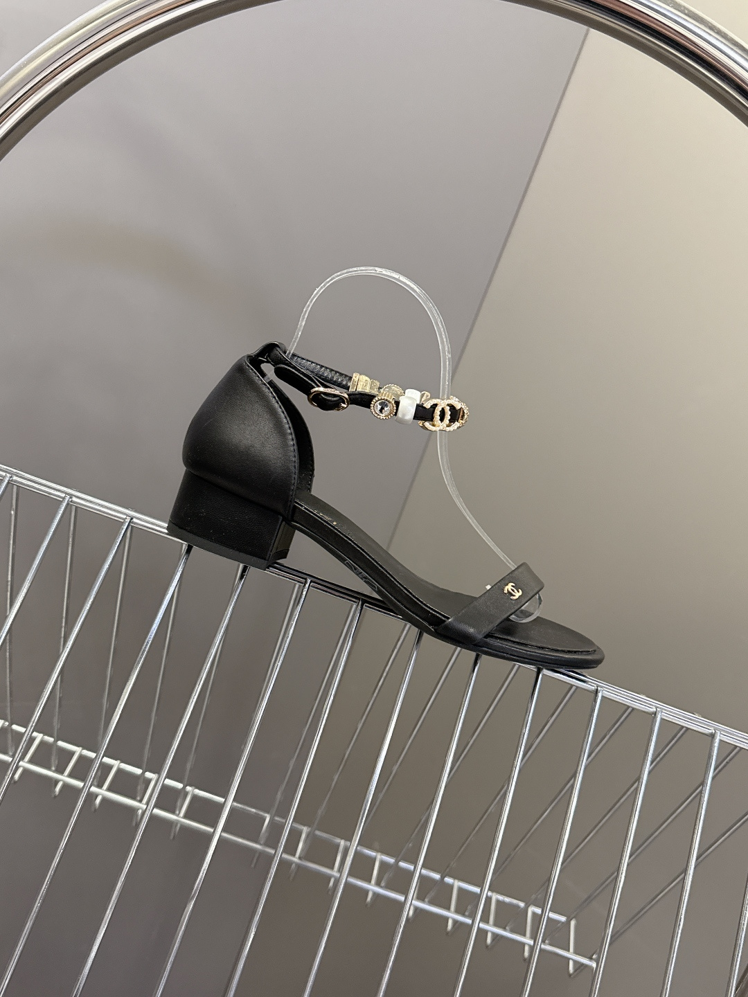 香奈儿CHANEL春夏最新款s珍珠链条粗跟一字带凉鞋超多明星网红种草 鞋头一字带印有双C定制金属扣 原版