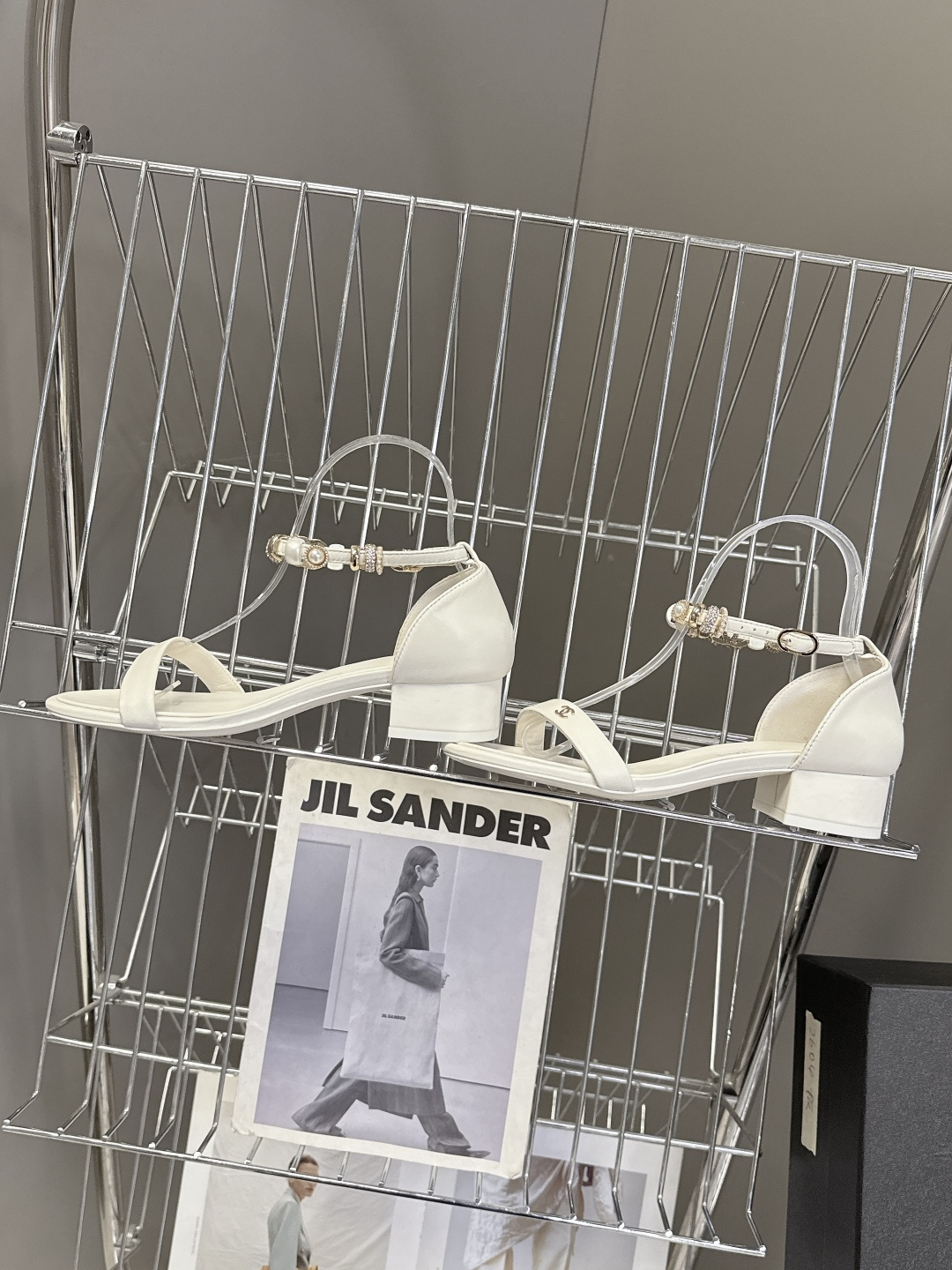 香奈儿CHANEL春夏最新款s珍珠链条粗跟一字带凉鞋超多明星网红种草 鞋头一字带印有双C定制金属扣 原版