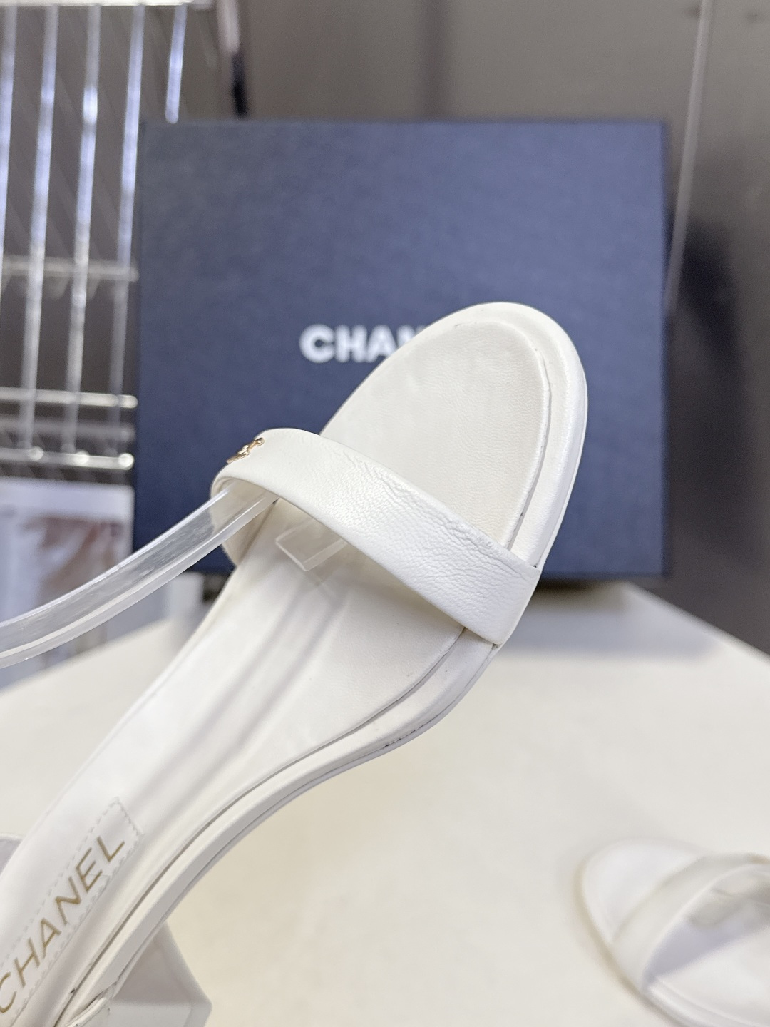香奈儿CHANEL春夏最新款s珍珠链条粗跟一字带凉鞋超多明星网红种草 鞋头一字带印有双C定制金属扣 原版
