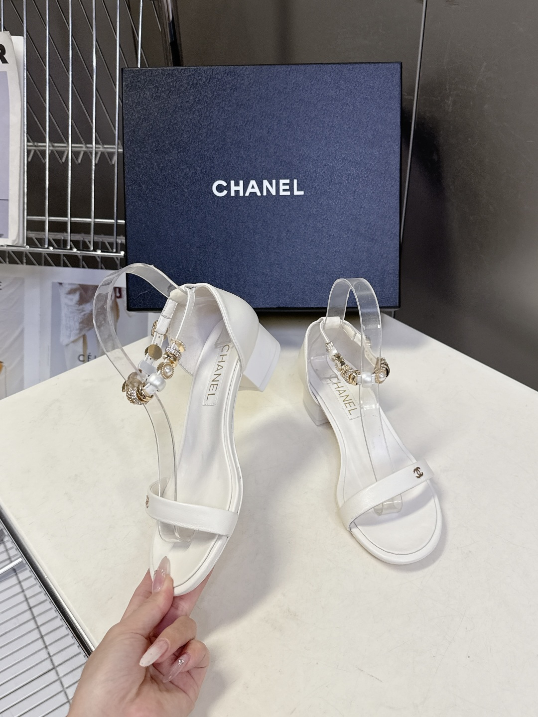 香奈儿CHANEL春夏最新款s珍珠链条粗跟一字带凉鞋超多明星网红种草 鞋头一字带印有双C定制金属扣 原版