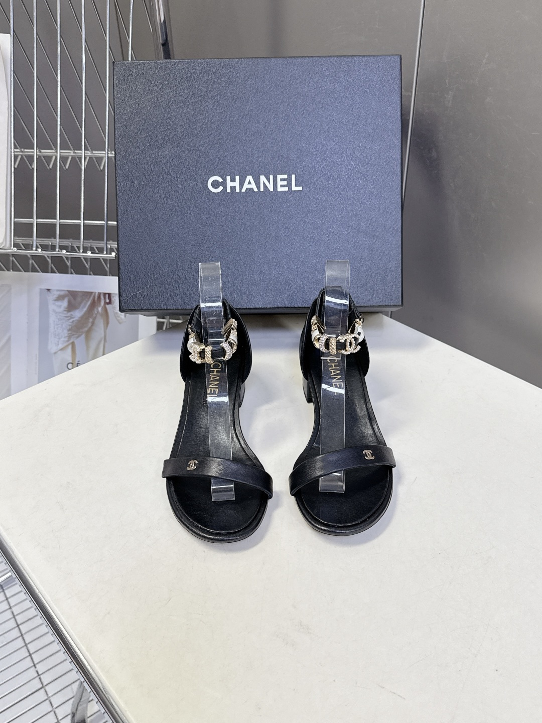 香奈儿CHANEL春夏最新款s珍珠链条粗跟一字带凉鞋超多明星网红种草 鞋头一字带印有双C定制金属扣 原版