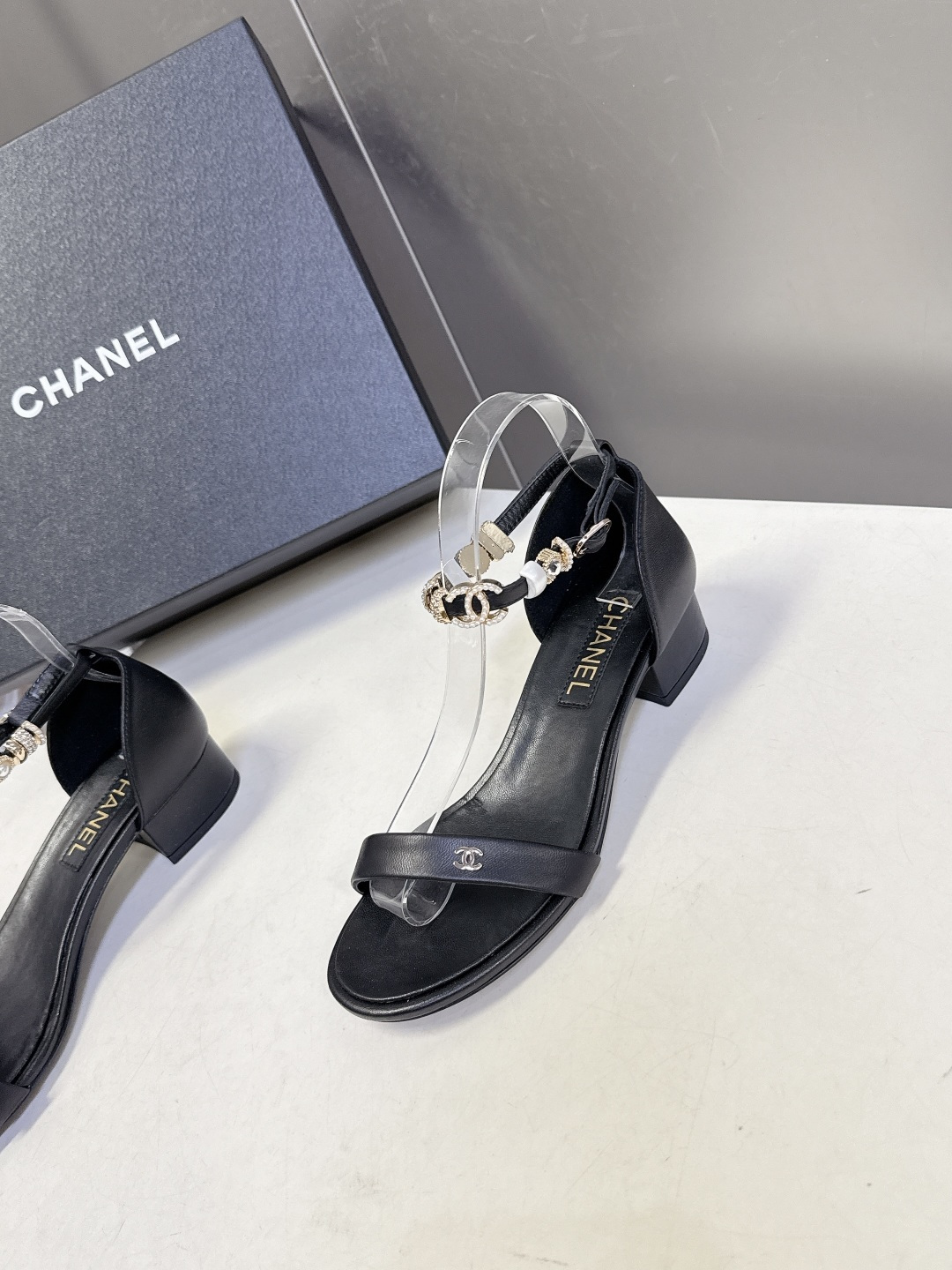 香奈儿CHANEL春夏最新款s珍珠链条粗跟一字带凉鞋超多明星网红种草 鞋头一字带印有双C定制金属扣 原版