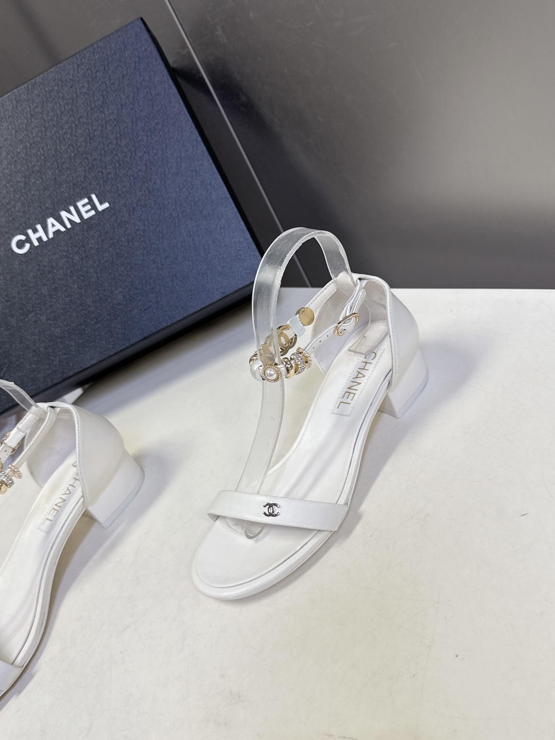 香奈儿CHANEL春夏最新款s珍珠链条粗跟一字带凉鞋超多明星网红种草 鞋头一字带印有双C定制金属扣 原版