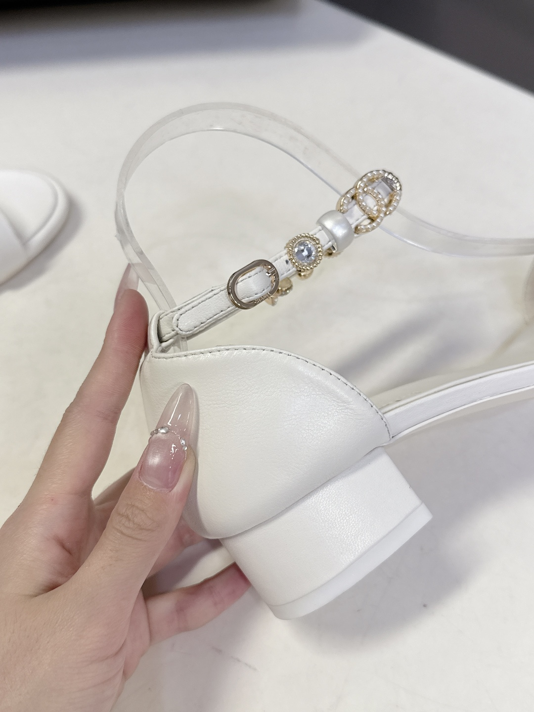 香奈儿CHANEL春夏最新款s珍珠链条粗跟一字带凉鞋超多明星网红种草 鞋头一字带印有双C定制金属扣 原版