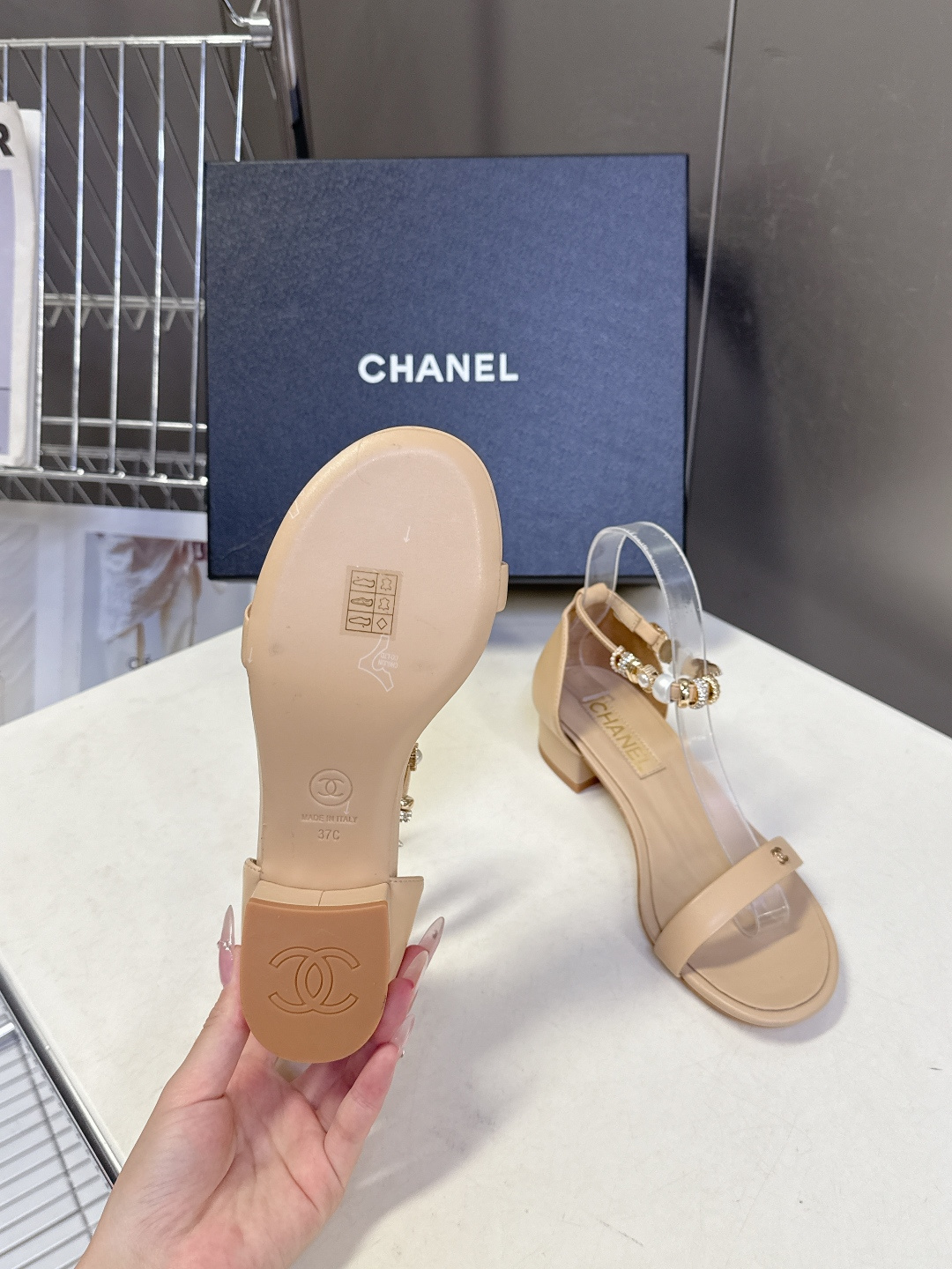 香奈儿CHANEL春夏最新款s珍珠链条粗跟一字带凉鞋超多明星网红种草 鞋头一字带印有双C定制金属扣 原版