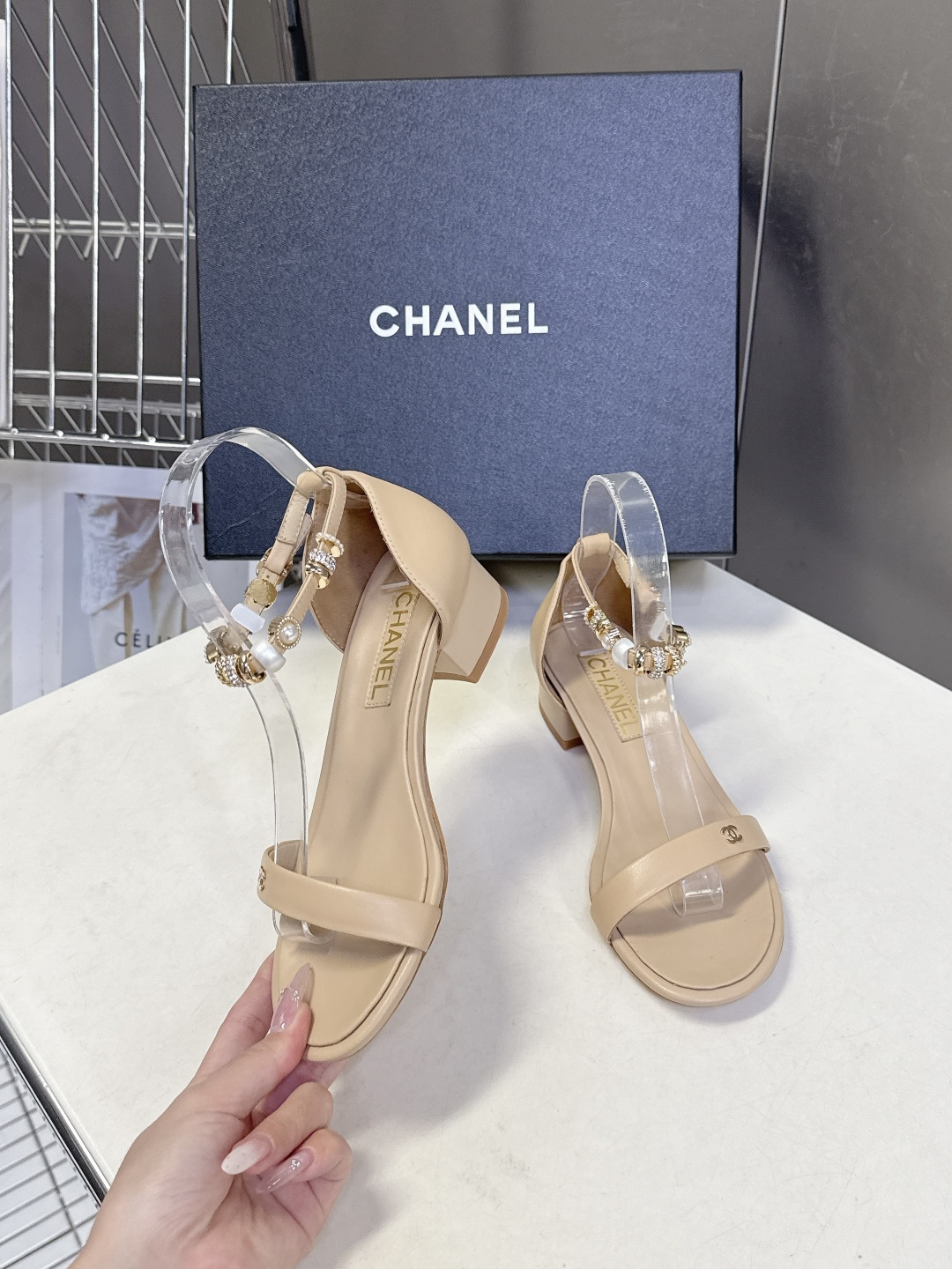 香奈儿CHANEL春夏最新款s珍珠链条粗跟一字带凉鞋超多明星网红种草 鞋头一字带印有双C定制金属扣 原版