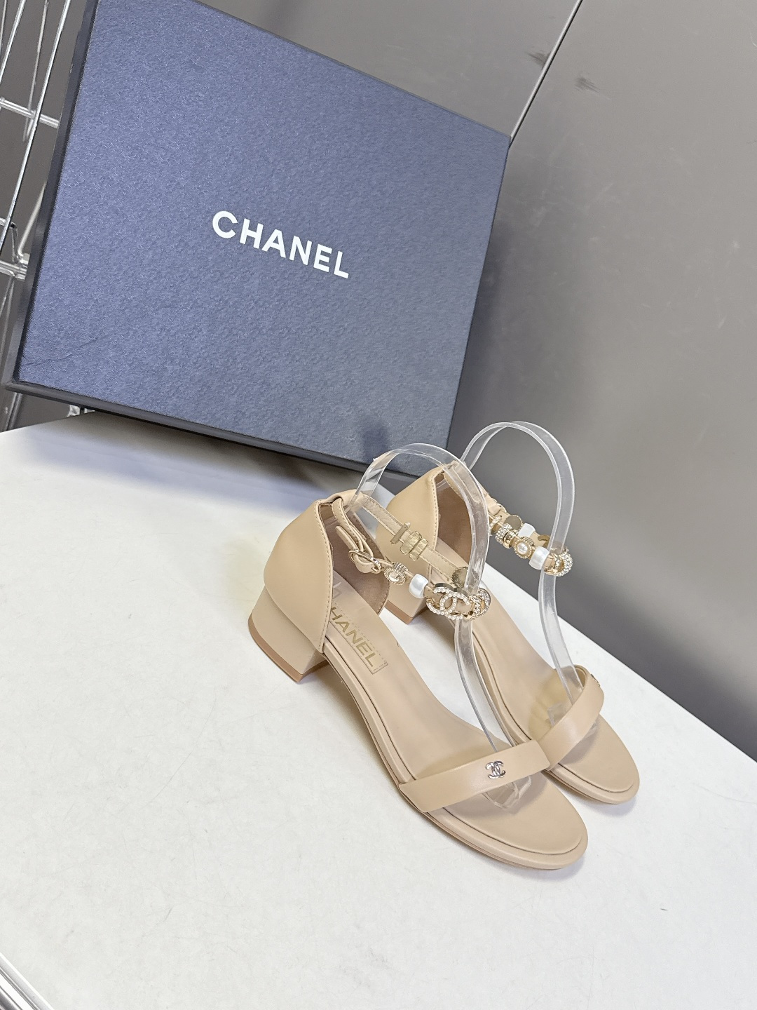 香奈儿CHANEL春夏最新款s珍珠链条粗跟一字带凉鞋超多明星网红种草 鞋头一字带印有双C定制金属扣 原版