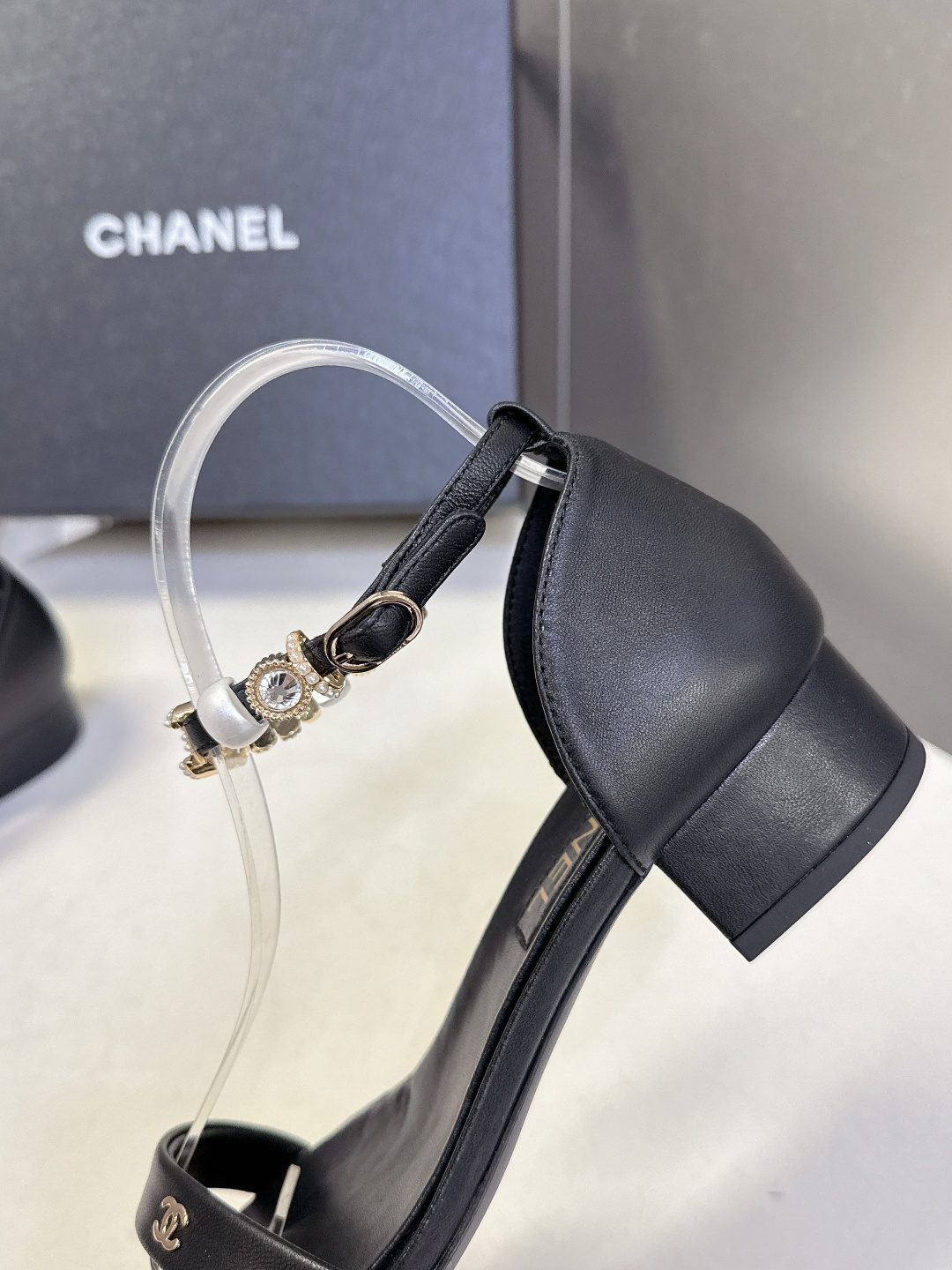 香奈儿CHANEL春夏最新款s珍珠链条粗跟一字带凉鞋超多明星网红种草 鞋头一字带印有双C定制金属扣 原版