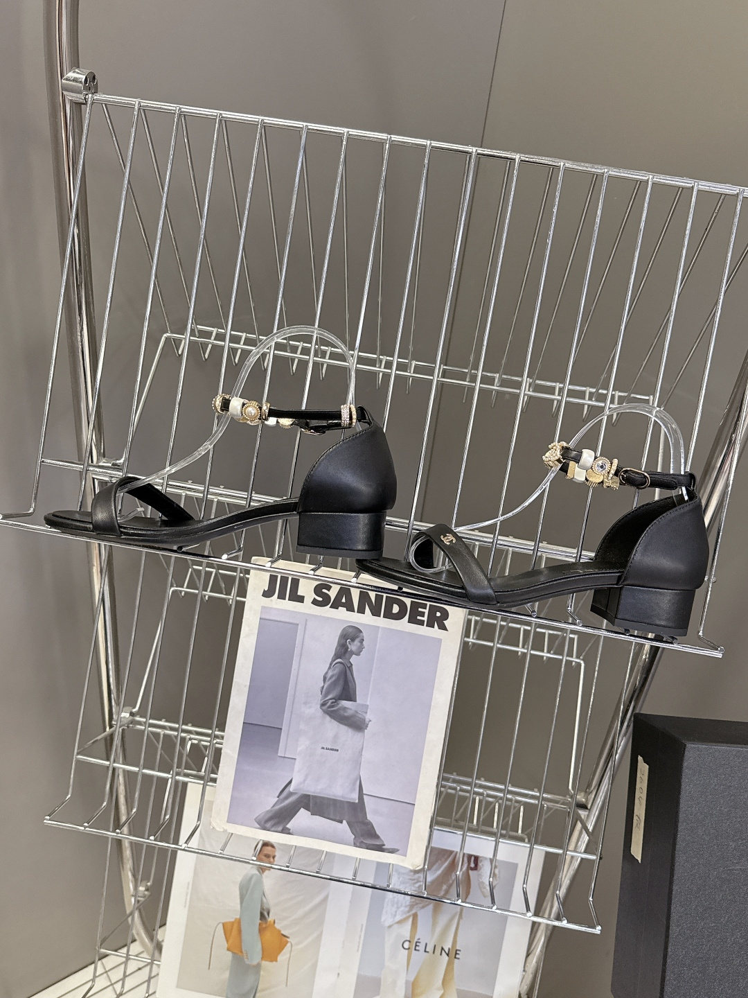 香奈儿CHANEL春夏最新款s珍珠链条粗跟一字带凉鞋超多明星网红种草 鞋头一字带印有双C定制金属扣 原版