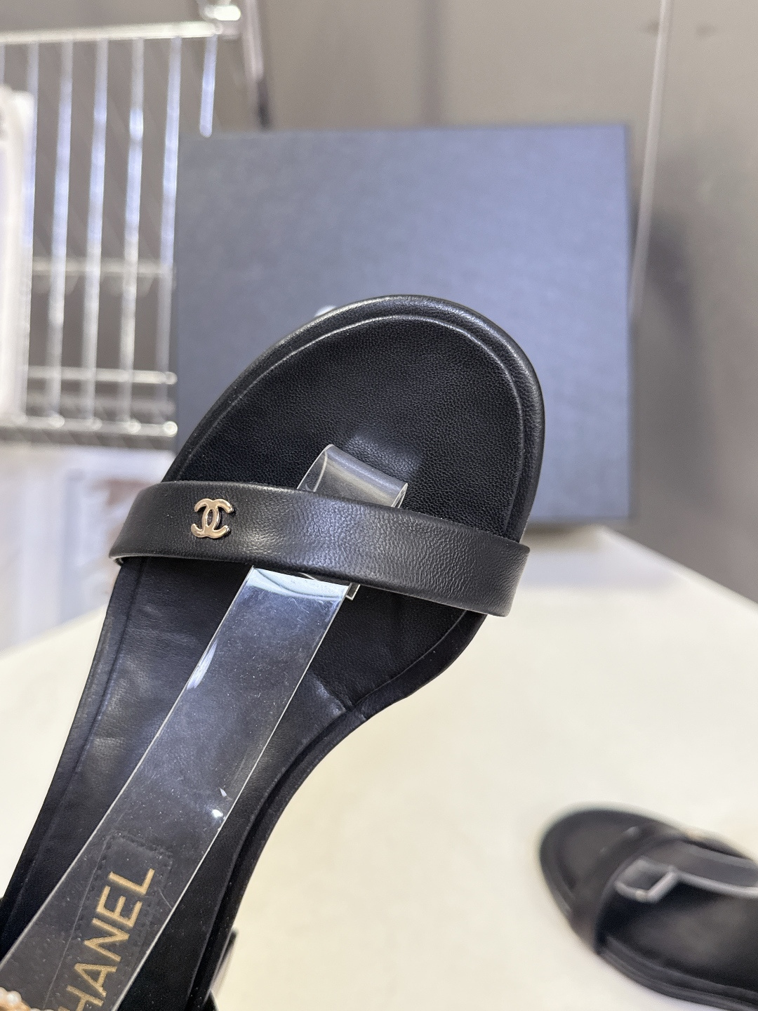 香奈儿CHANEL春夏最新款s珍珠链条粗跟一字带凉鞋超多明星网红种草 鞋头一字带印有双C定制金属扣 原版