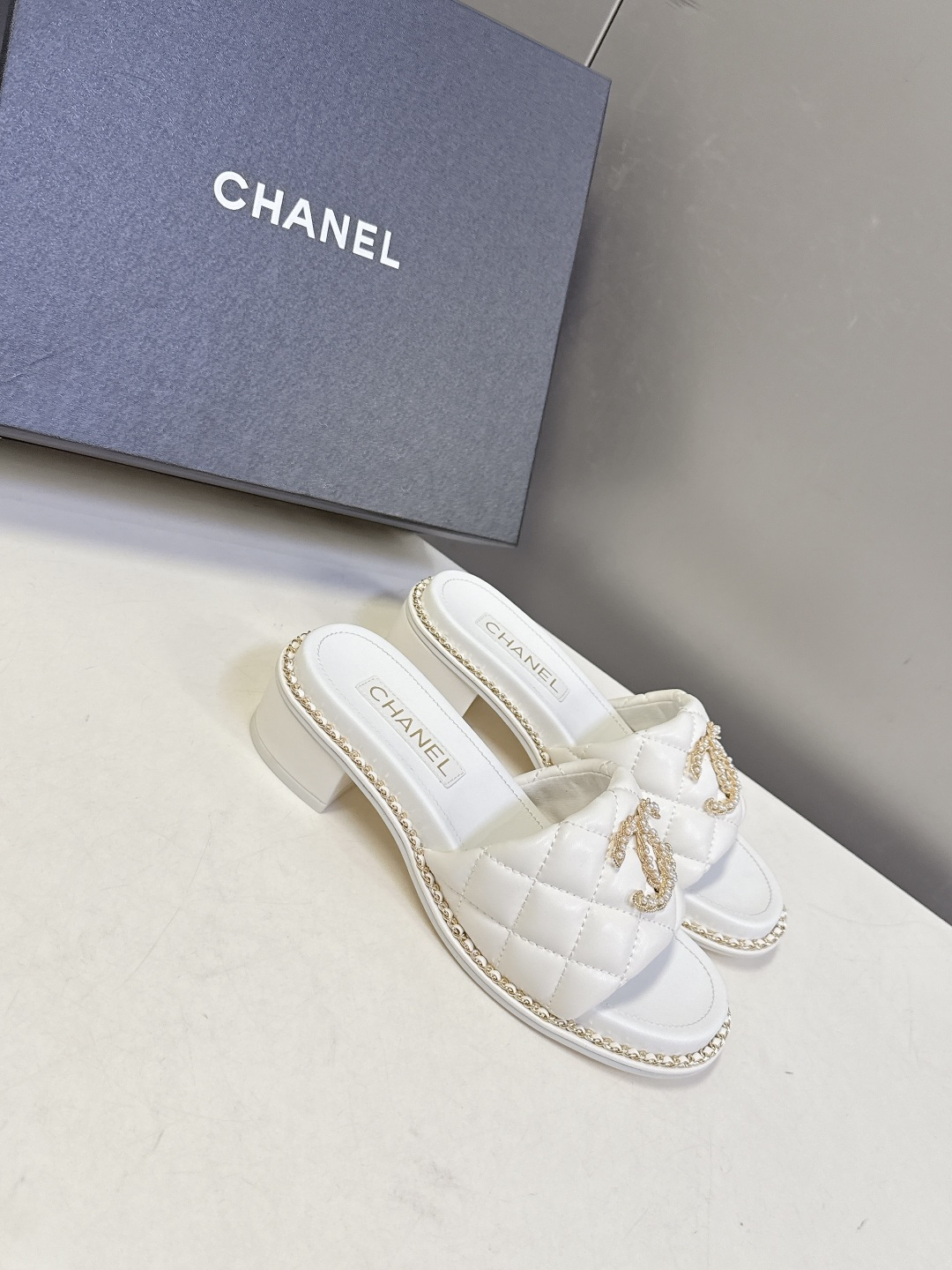 CHANEL香奈儿春夏最新款菱格纹水钻双C粗跟凉拖超多明星网红种草 鞋面采用经典菱格绗缝工艺，是香奈儿的