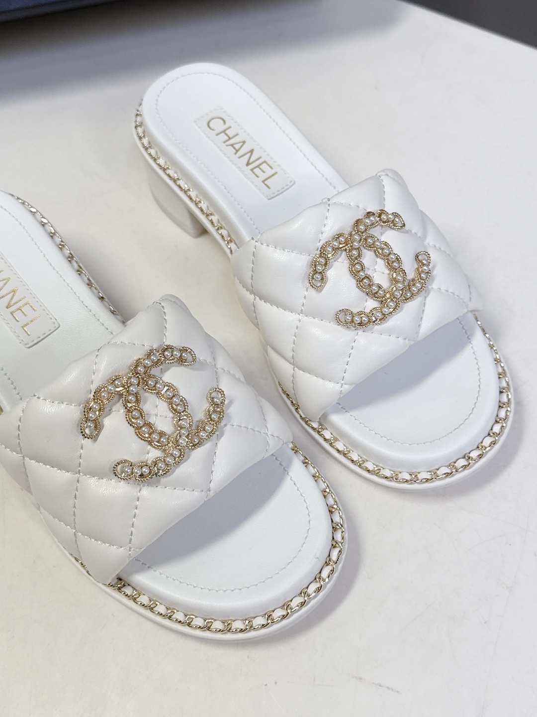 CHANEL香奈儿春夏最新款菱格纹水钻双C粗跟凉拖超多明星网红种草 鞋面采用经典菱格绗缝工艺，是香奈儿的