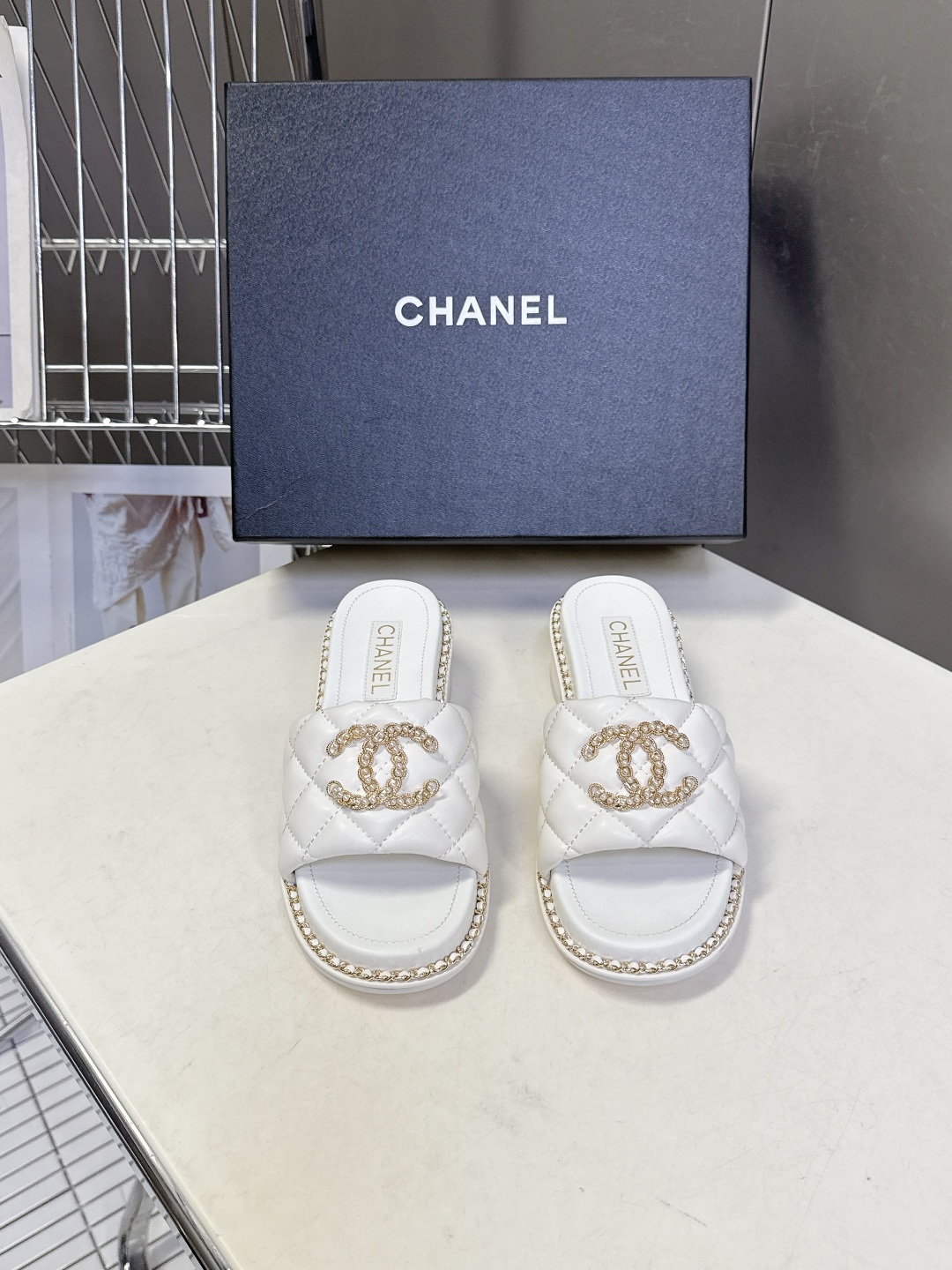 CHANEL香奈儿春夏最新款菱格纹水钻双C粗跟凉拖超多明星网红种草 鞋面采用经典菱格绗缝工艺，是香奈儿的