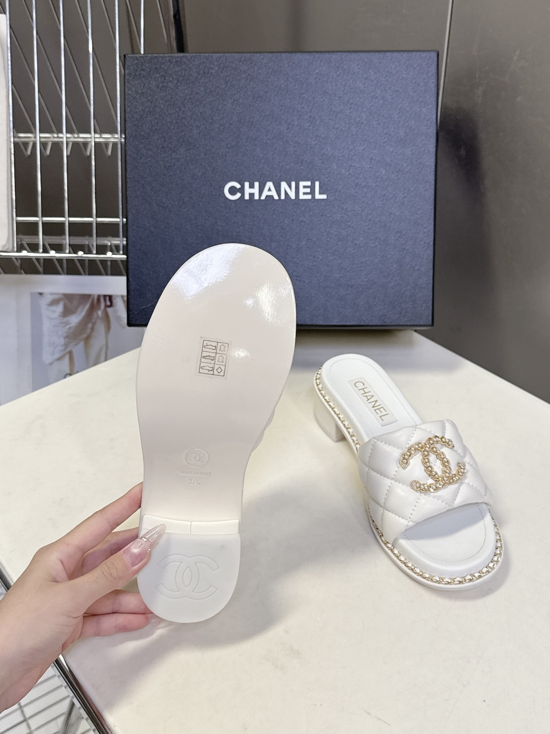 CHANEL香奈儿春夏最新款菱格纹水钻双C粗跟凉拖超多明星网红种草 鞋面采用经典菱格绗缝工艺，是香奈儿的