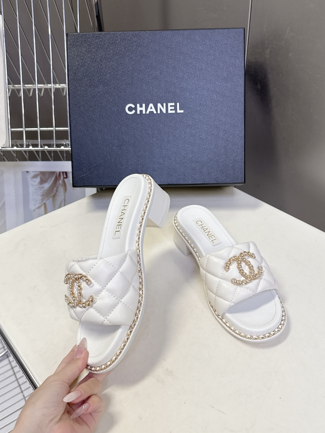 CHANEL香奈儿春夏最新款菱格纹水钻双C粗跟凉拖超多明星网红种草 鞋面采用经典菱格绗缝工艺，是香奈儿的