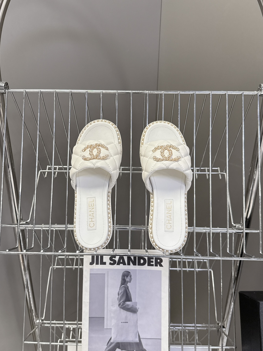 CHANEL香奈儿春夏最新款菱格纹水钻双C粗跟凉拖超多明星网红种草 鞋面采用经典菱格绗缝工艺，是香奈儿的