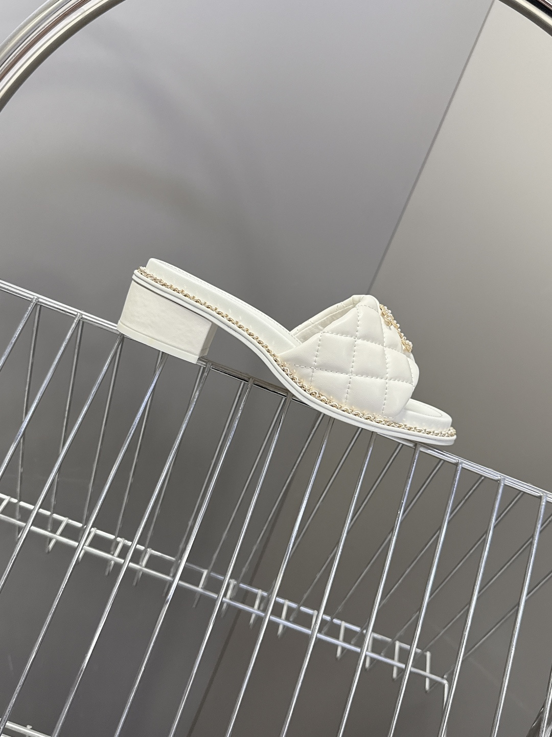 CHANEL香奈儿春夏最新款菱格纹水钻双C粗跟凉拖超多明星网红种草 鞋面采用经典菱格绗缝工艺，是香奈儿的