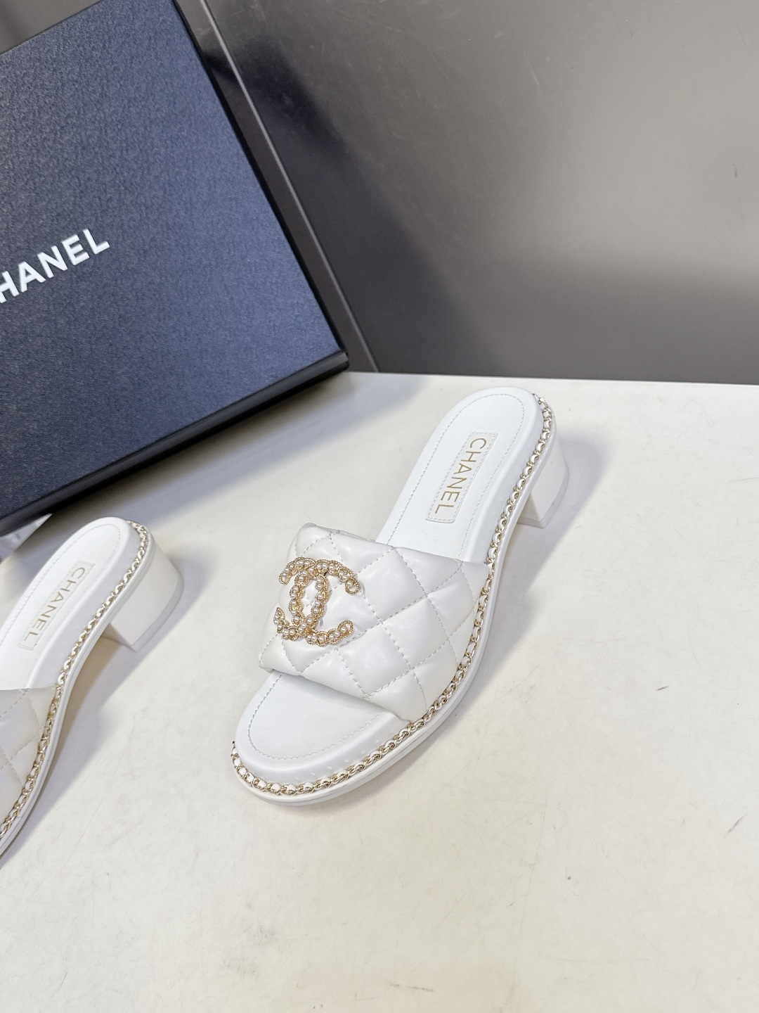 CHANEL香奈儿春夏最新款菱格纹水钻双C粗跟凉拖超多明星网红种草 鞋面采用经典菱格绗缝工艺，是香奈儿的