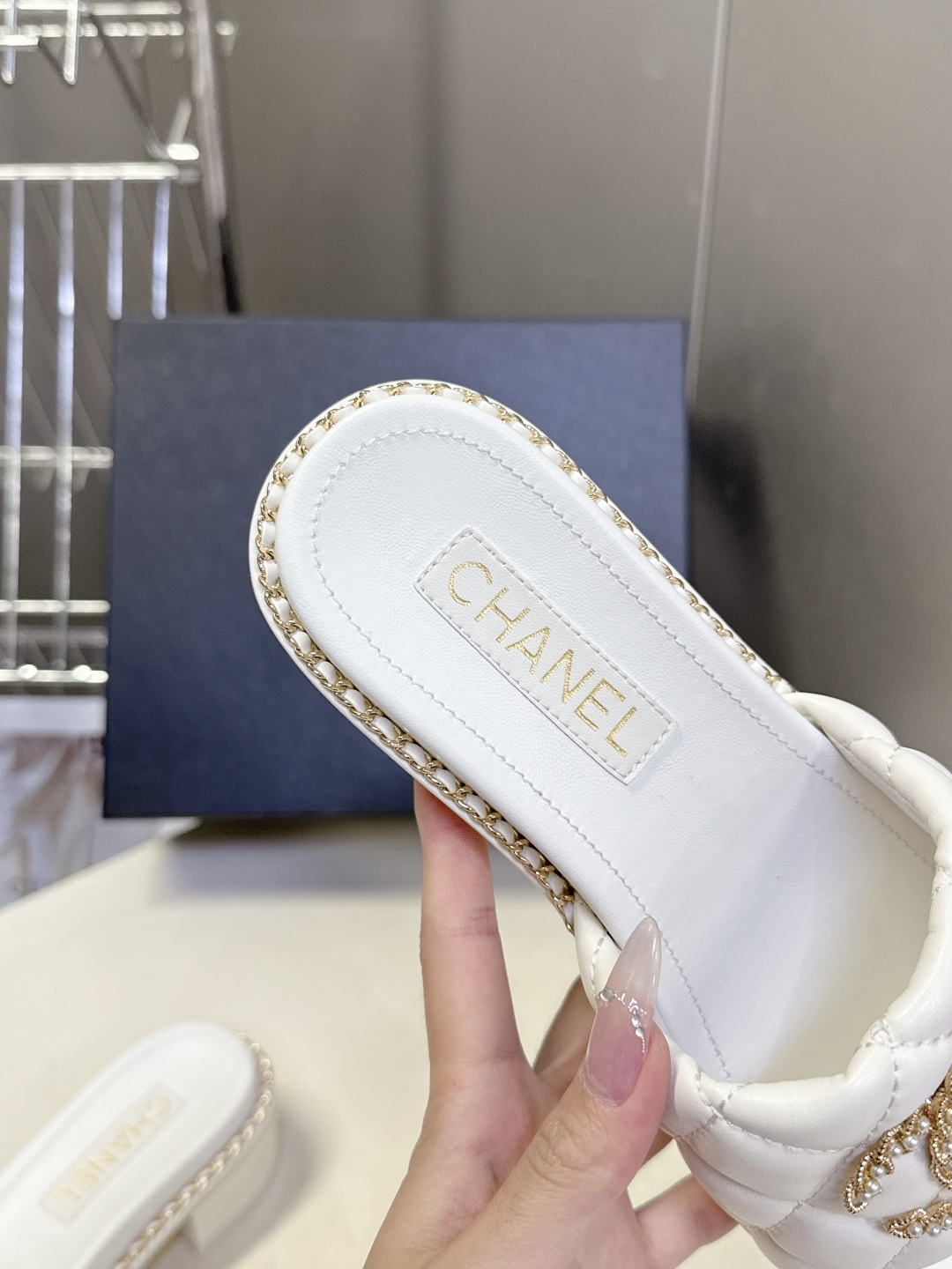 CHANEL香奈儿春夏最新款菱格纹水钻双C粗跟凉拖超多明星网红种草 鞋面采用经典菱格绗缝工艺，是香奈儿的