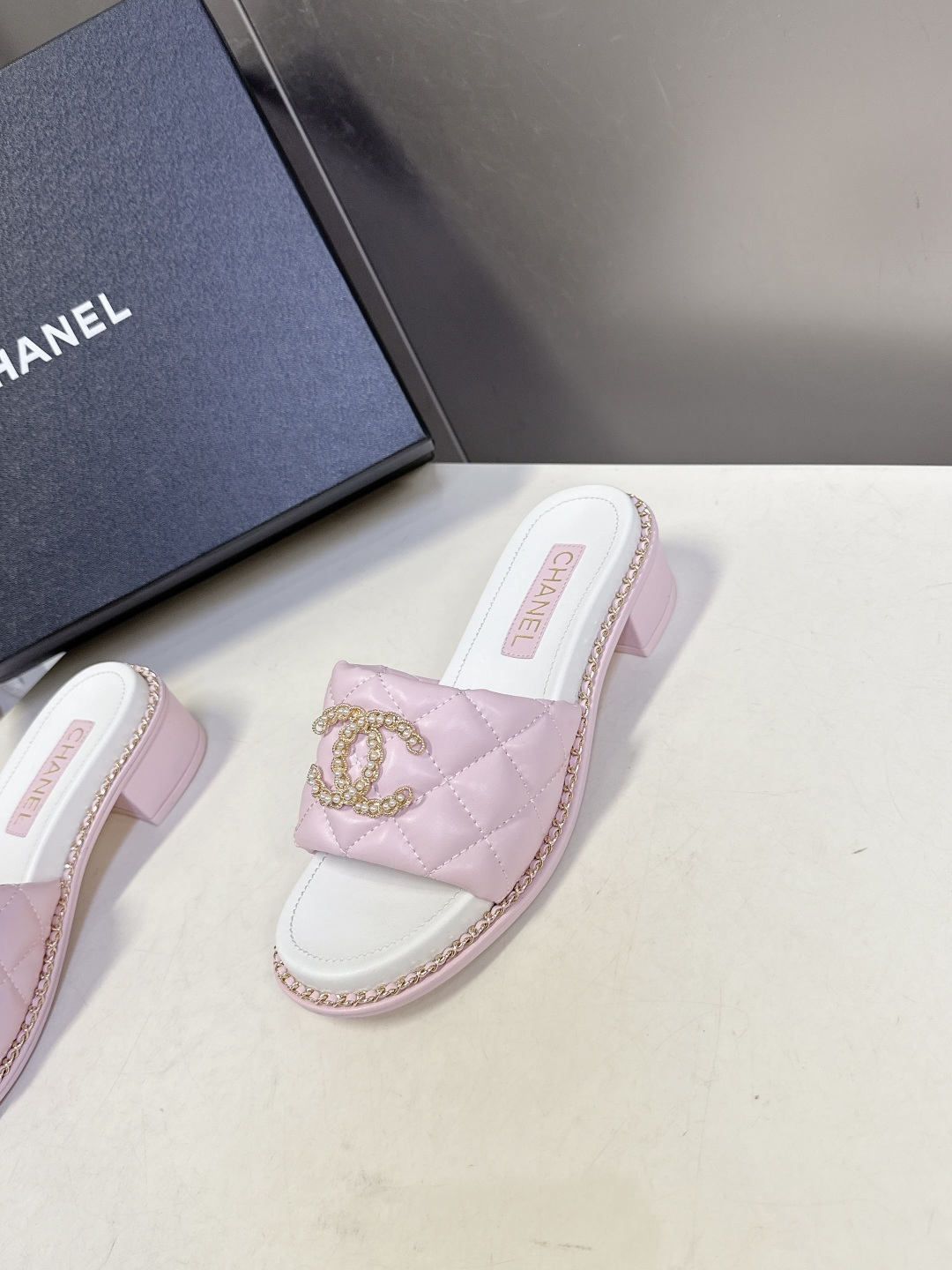 CHANEL香奈儿春夏最新款菱格纹水钻双C粗跟凉拖超多明星网红种草 鞋面采用经典菱格绗缝工艺，是香奈儿的