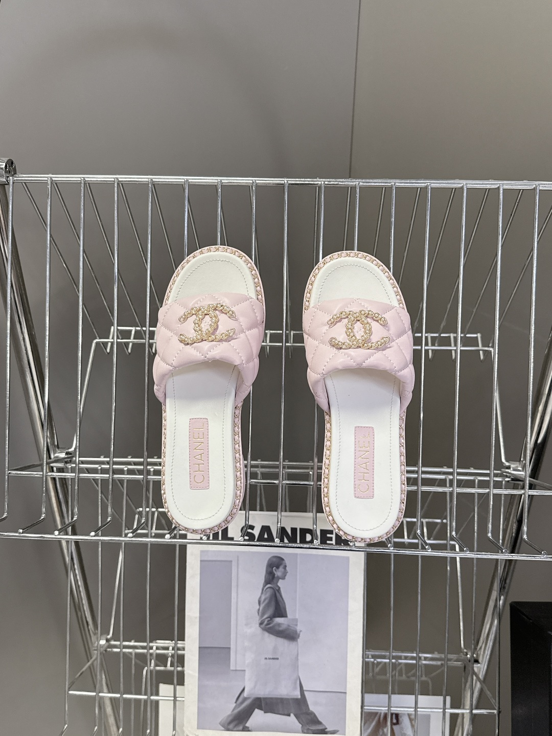 CHANEL香奈儿春夏最新款菱格纹水钻双C粗跟凉拖超多明星网红种草 鞋面采用经典菱格绗缝工艺，是香奈儿的