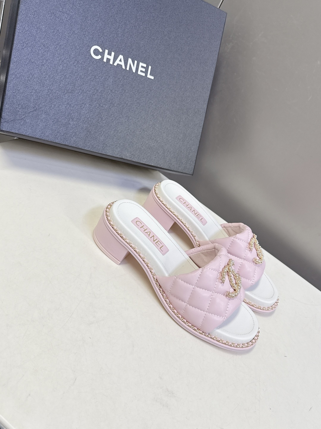 CHANEL香奈儿春夏最新款菱格纹水钻双C粗跟凉拖超多明星网红种草 鞋面采用经典菱格绗缝工艺，是香奈儿的