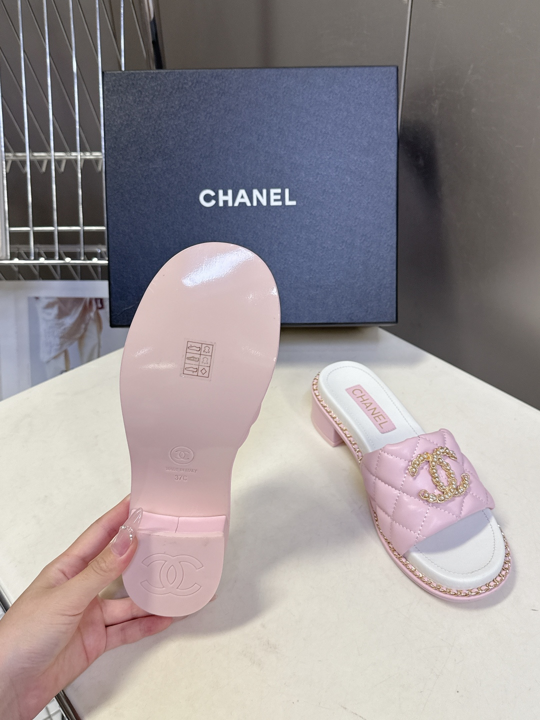 CHANEL香奈儿春夏最新款菱格纹水钻双C粗跟凉拖超多明星网红种草 鞋面采用经典菱格绗缝工艺，是香奈儿的