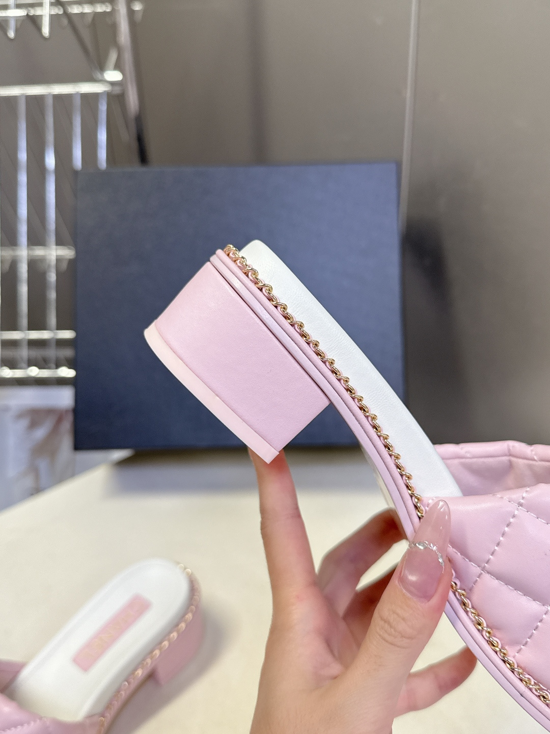 CHANEL香奈儿春夏最新款菱格纹水钻双C粗跟凉拖超多明星网红种草 鞋面采用经典菱格绗缝工艺，是香奈儿的