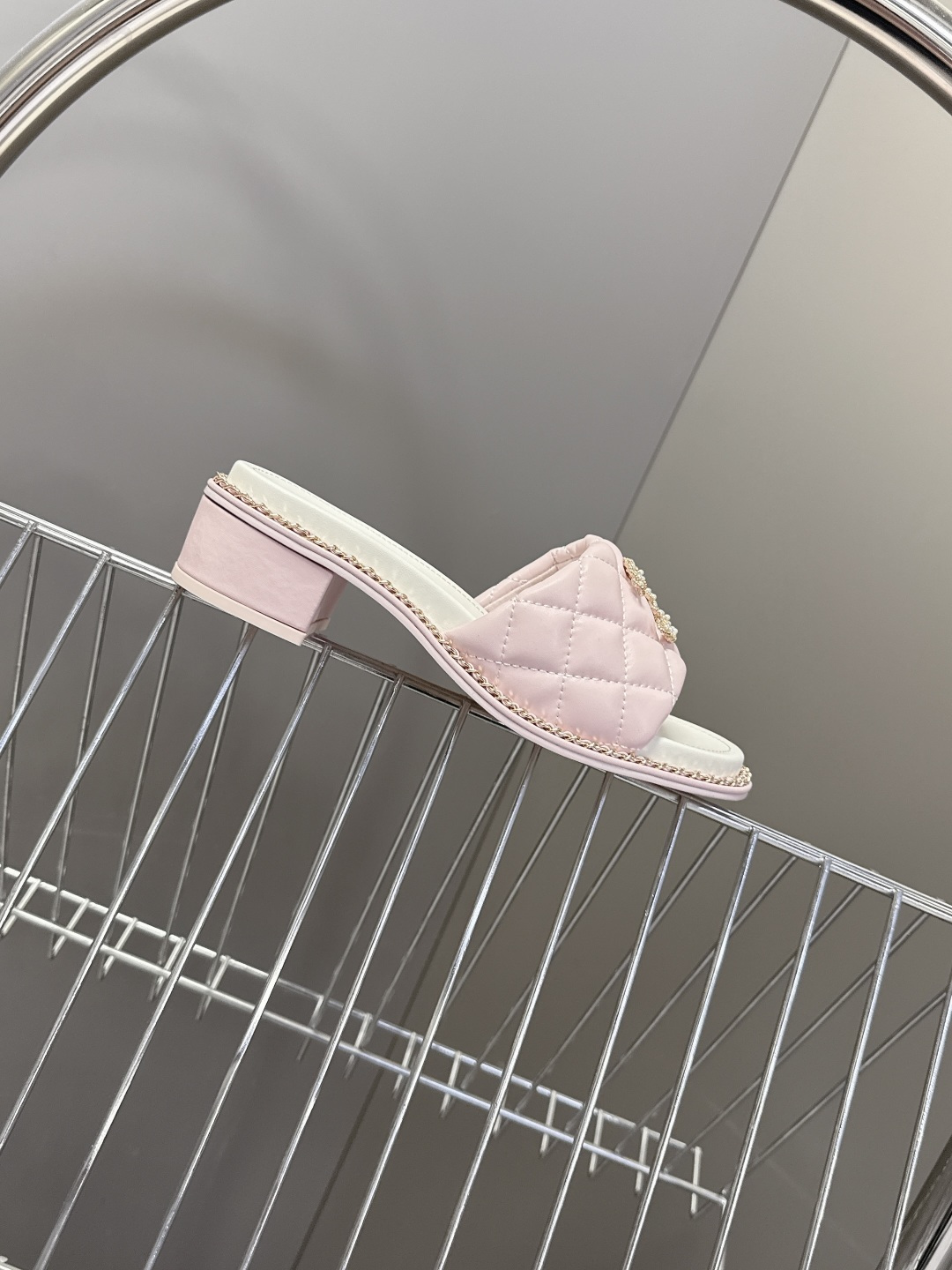CHANEL香奈儿春夏最新款菱格纹水钻双C粗跟凉拖超多明星网红种草 鞋面采用经典菱格绗缝工艺，是香奈儿的