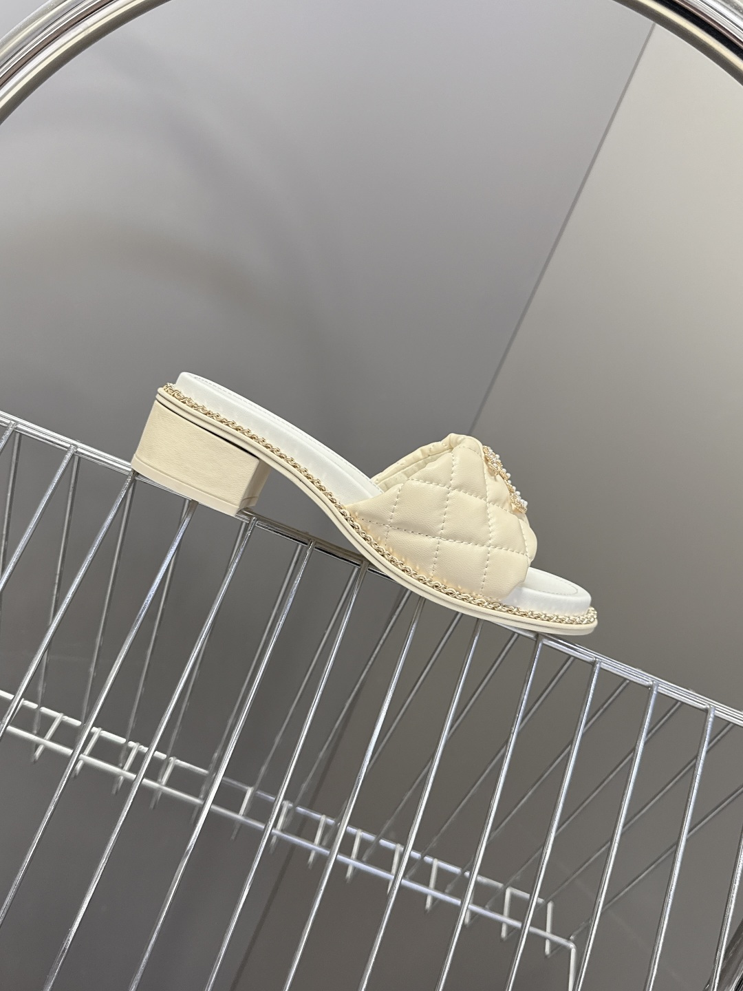 CHANEL香奈儿春夏最新款菱格纹水钻双C粗跟凉拖超多明星网红种草 鞋面采用经典菱格绗缝工艺，是香奈儿的