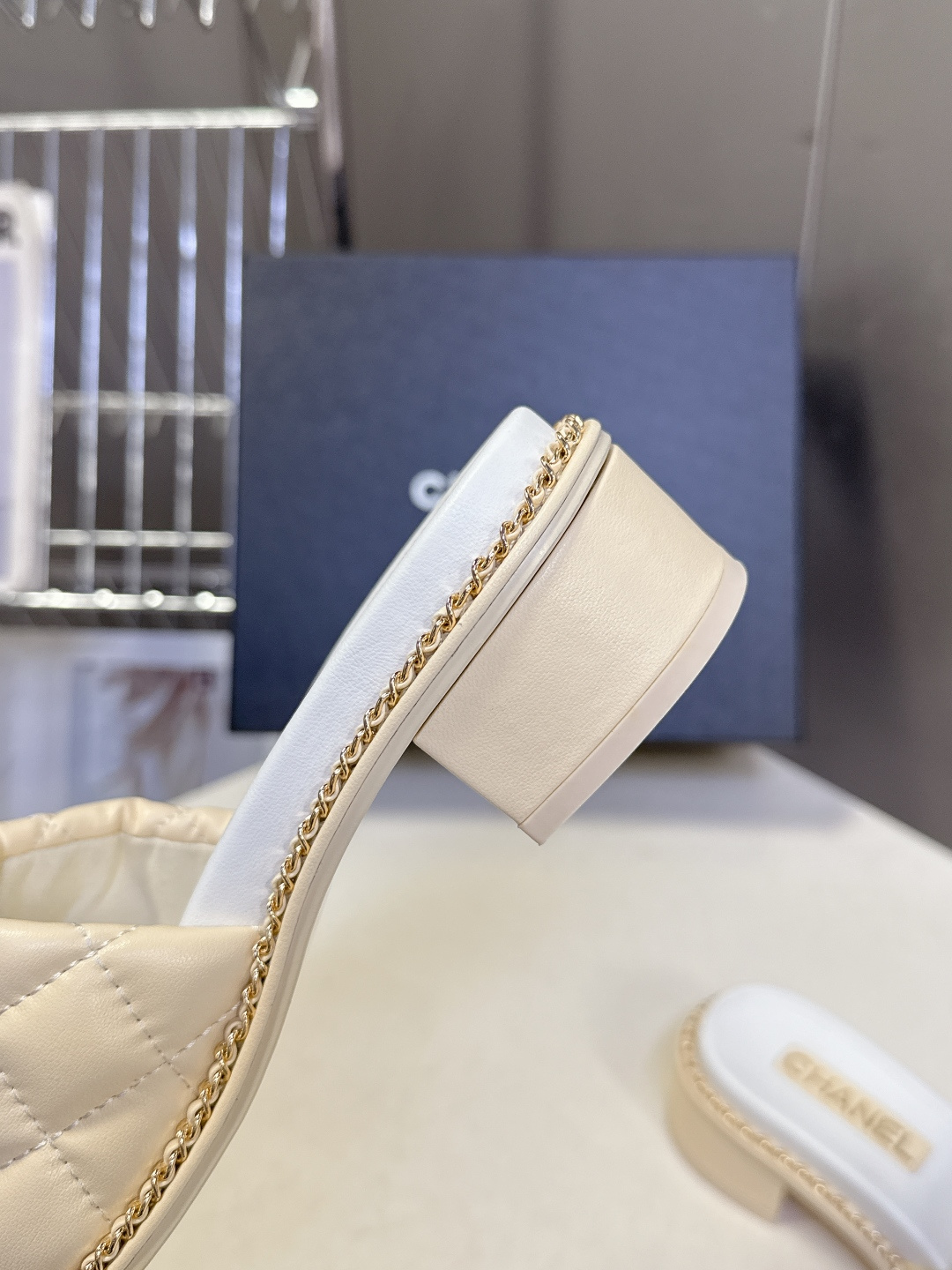 CHANEL香奈儿春夏最新款菱格纹水钻双C粗跟凉拖超多明星网红种草 鞋面采用经典菱格绗缝工艺，是香奈儿的