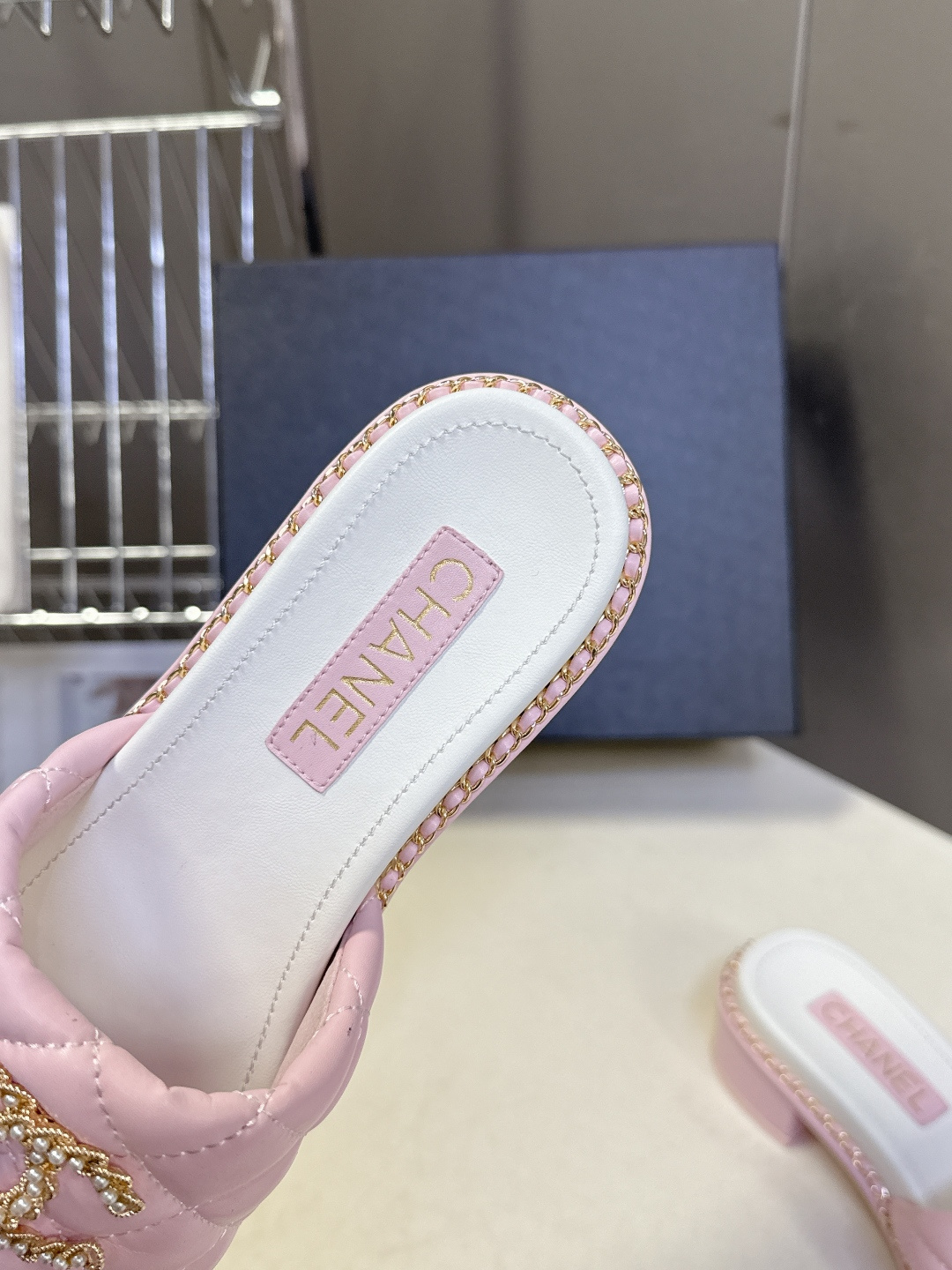 CHANEL香奈儿春夏最新款菱格纹水钻双C粗跟凉拖超多明星网红种草 鞋面采用经典菱格绗缝工艺，是香奈儿的