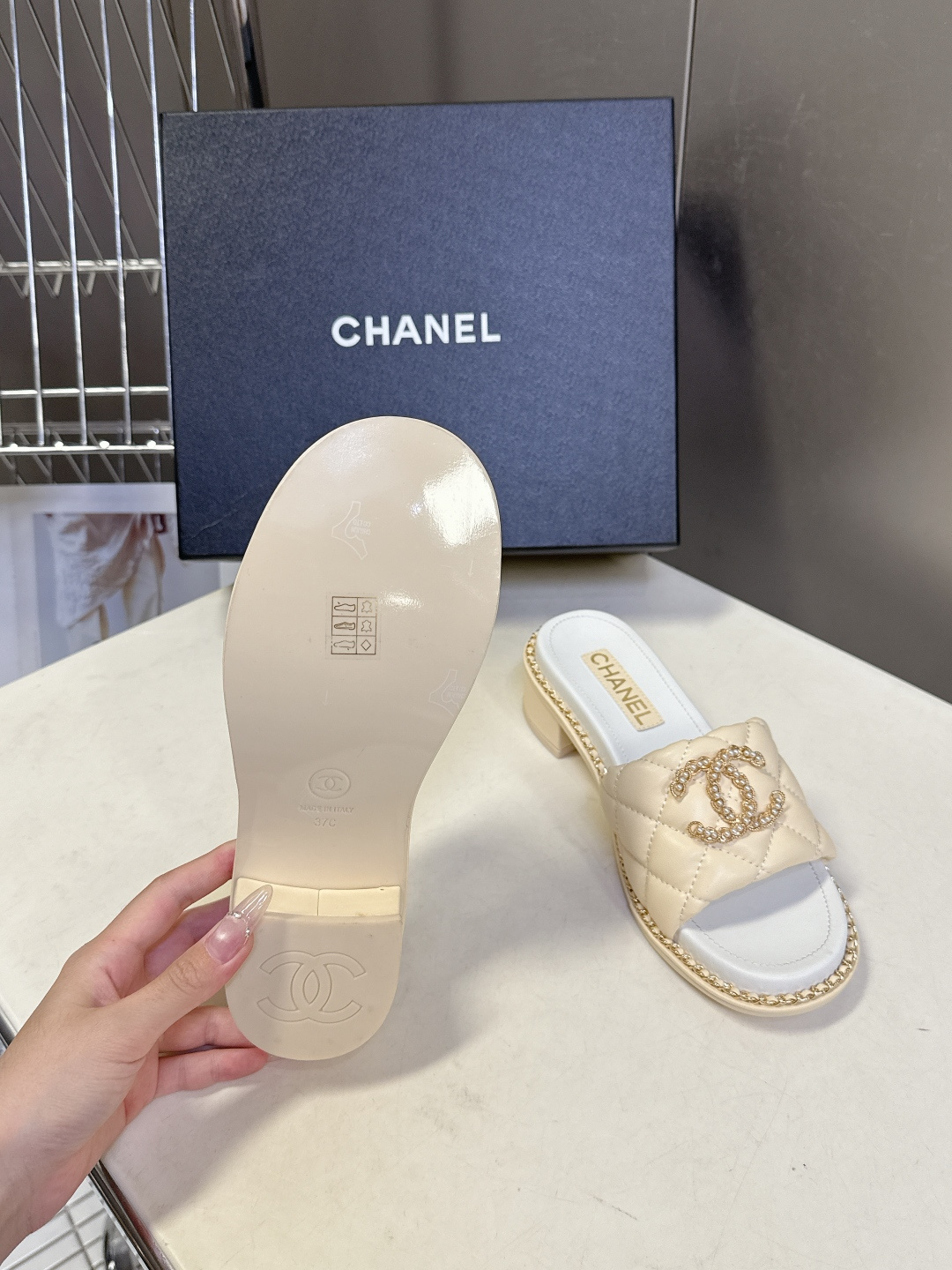 CHANEL香奈儿春夏最新款菱格纹水钻双C粗跟凉拖超多明星网红种草 鞋面采用经典菱格绗缝工艺，是香奈儿的