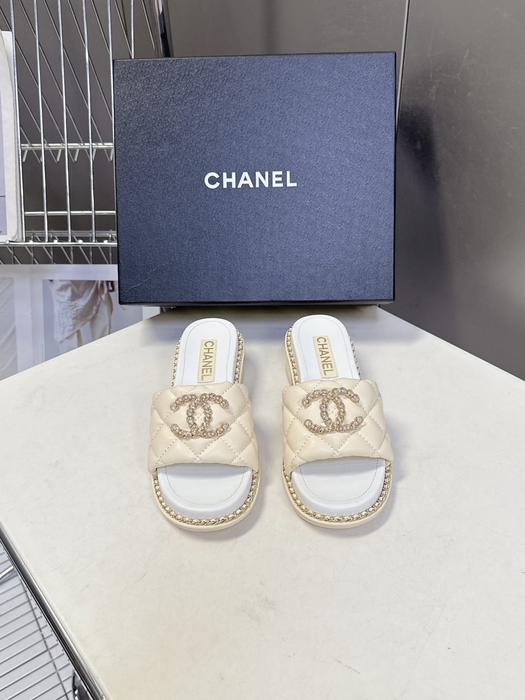 CHANEL香奈儿春夏最新款菱格纹水钻双C粗跟凉拖超多明星网红种草 鞋面采用经典菱格绗缝工艺，是香奈儿的