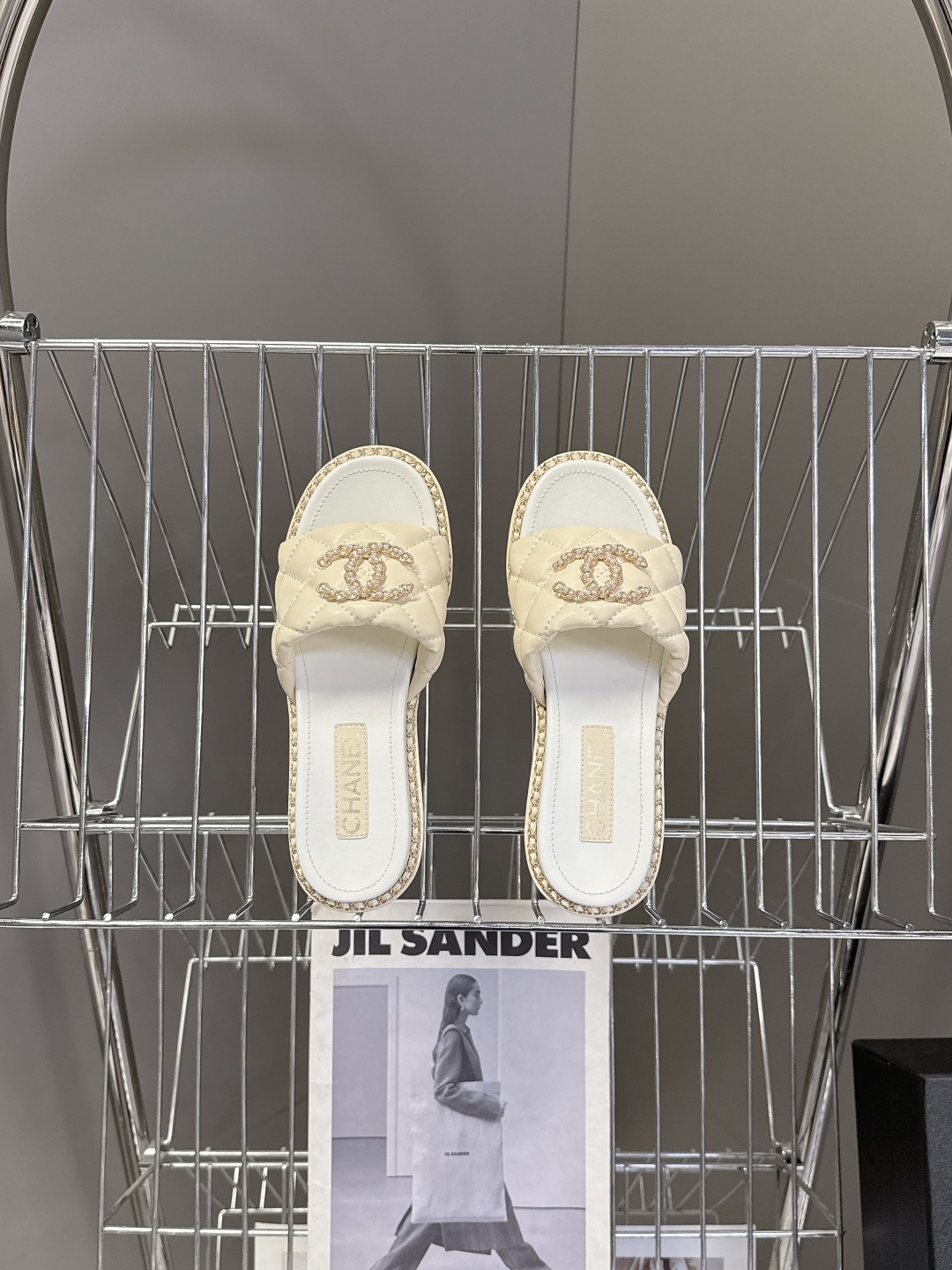 CHANEL香奈儿春夏最新款菱格纹水钻双C粗跟凉拖超多明星网红种草 鞋面采用经典菱格绗缝工艺，是香奈儿的