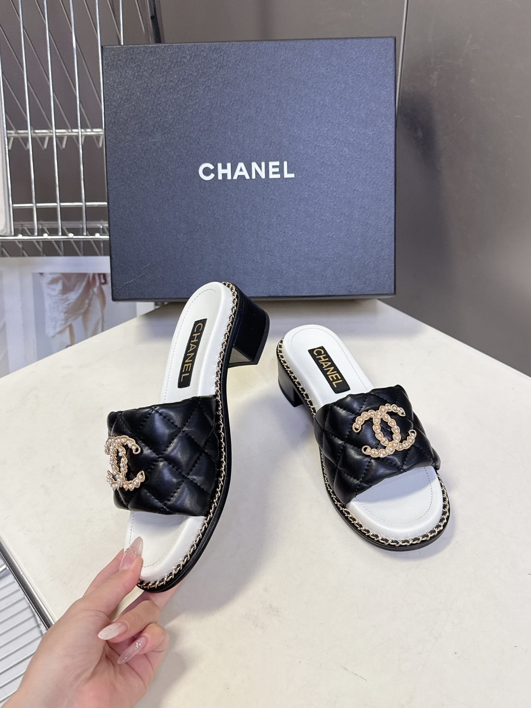 CHANEL香奈儿春夏最新款菱格纹水钻双C粗跟凉拖超多明星网红种草 鞋面采用经典菱格绗缝工艺，是香奈儿的