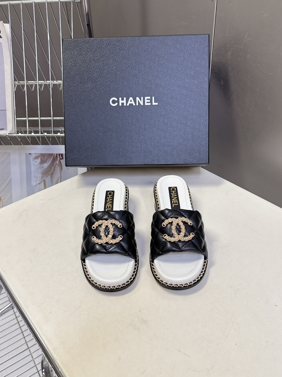 CHANEL香奈儿春夏最新款菱格纹水钻双C粗跟凉拖超多明星网红种草 鞋面采用经典菱格绗缝工艺，是香奈儿的