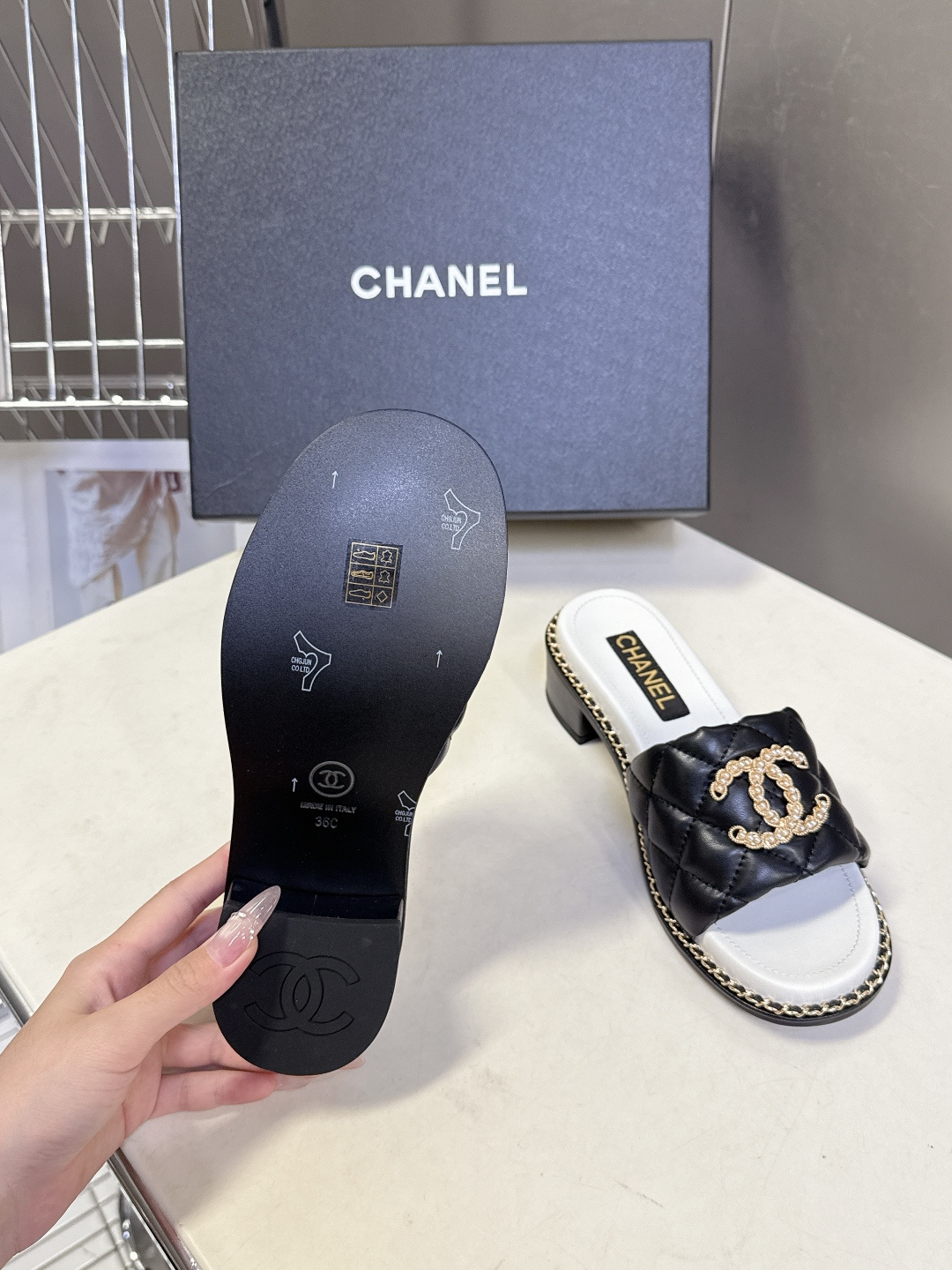 CHANEL香奈儿春夏最新款菱格纹水钻双C粗跟凉拖超多明星网红种草 鞋面采用经典菱格绗缝工艺，是香奈儿的