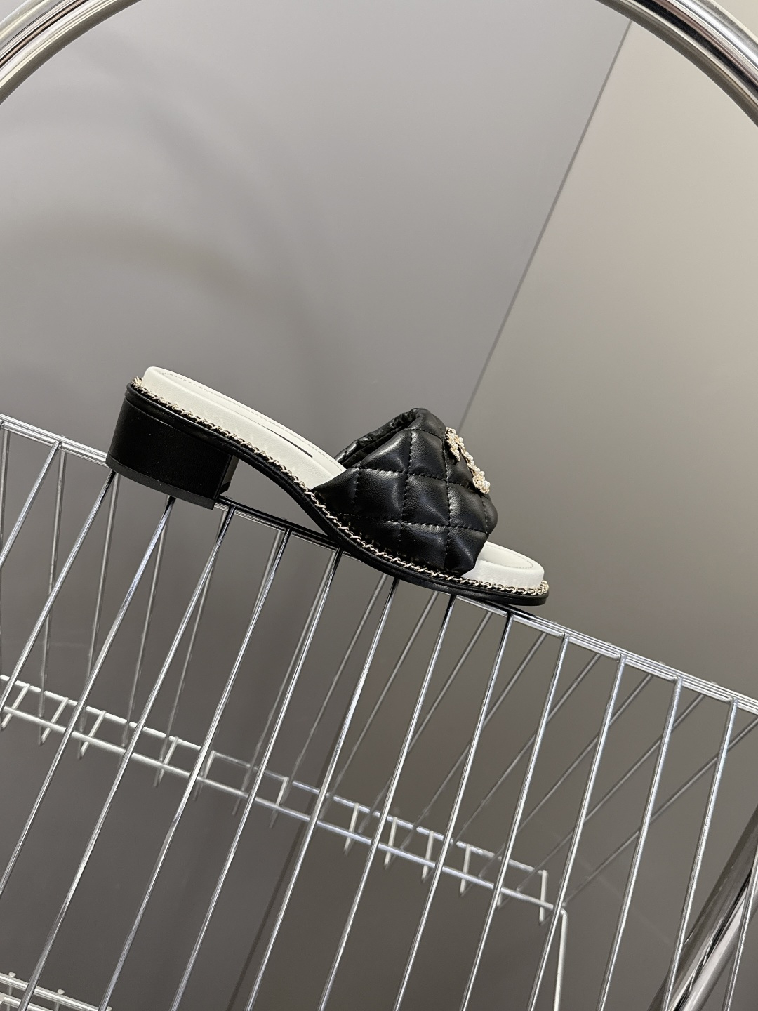 CHANEL香奈儿春夏最新款菱格纹水钻双C粗跟凉拖超多明星网红种草 鞋面采用经典菱格绗缝工艺，是香奈儿的