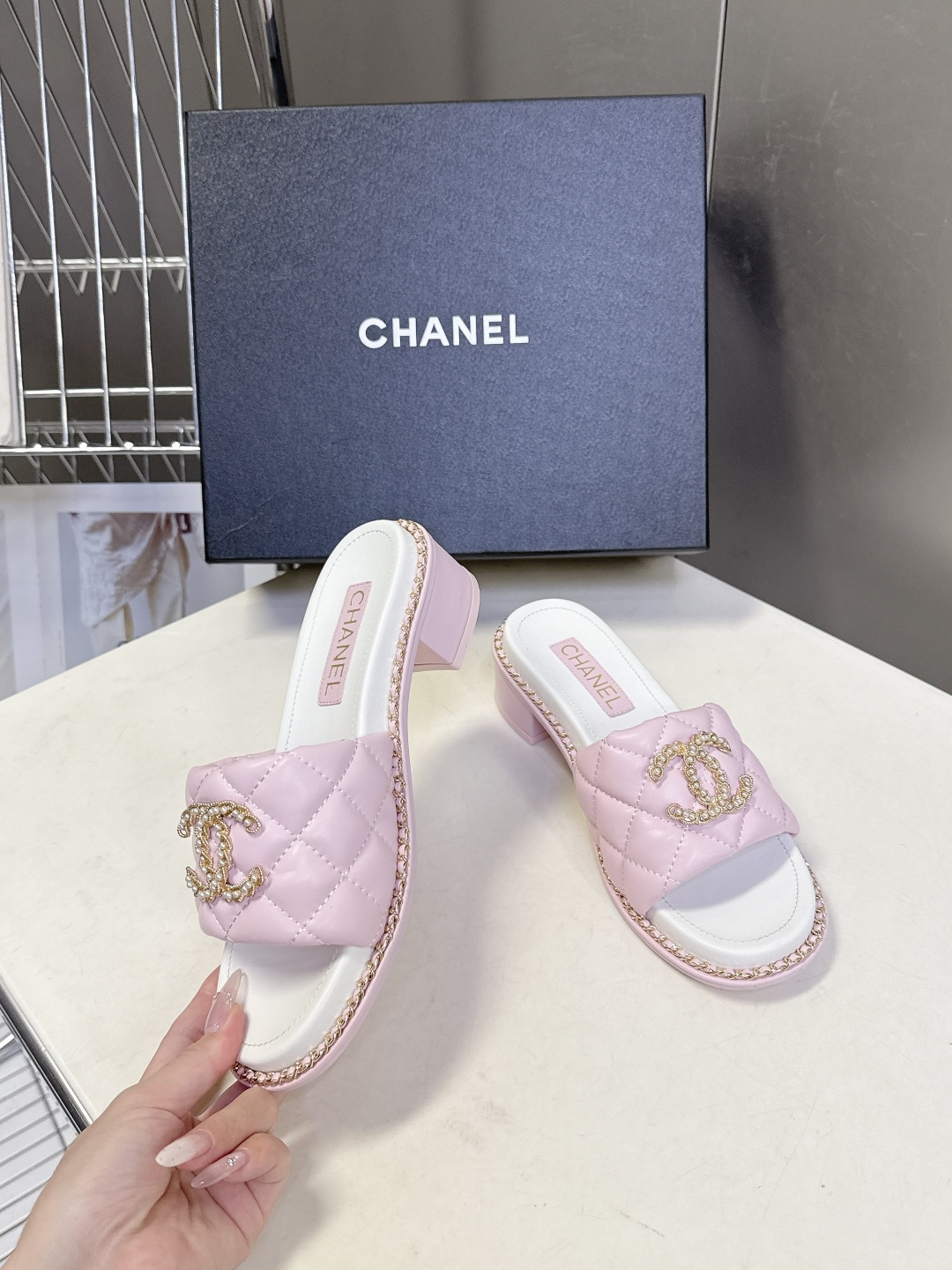 CHANEL香奈儿春夏最新款菱格纹水钻双C粗跟凉拖超多明星网红种草 鞋面采用经典菱格绗缝工艺，是香奈儿的