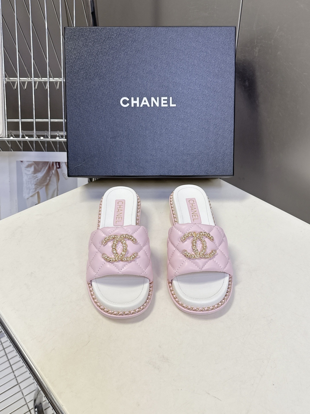 CHANEL香奈儿春夏最新款菱格纹水钻双C粗跟凉拖超多明星网红种草 鞋面采用经典菱格绗缝工艺，是香奈儿的