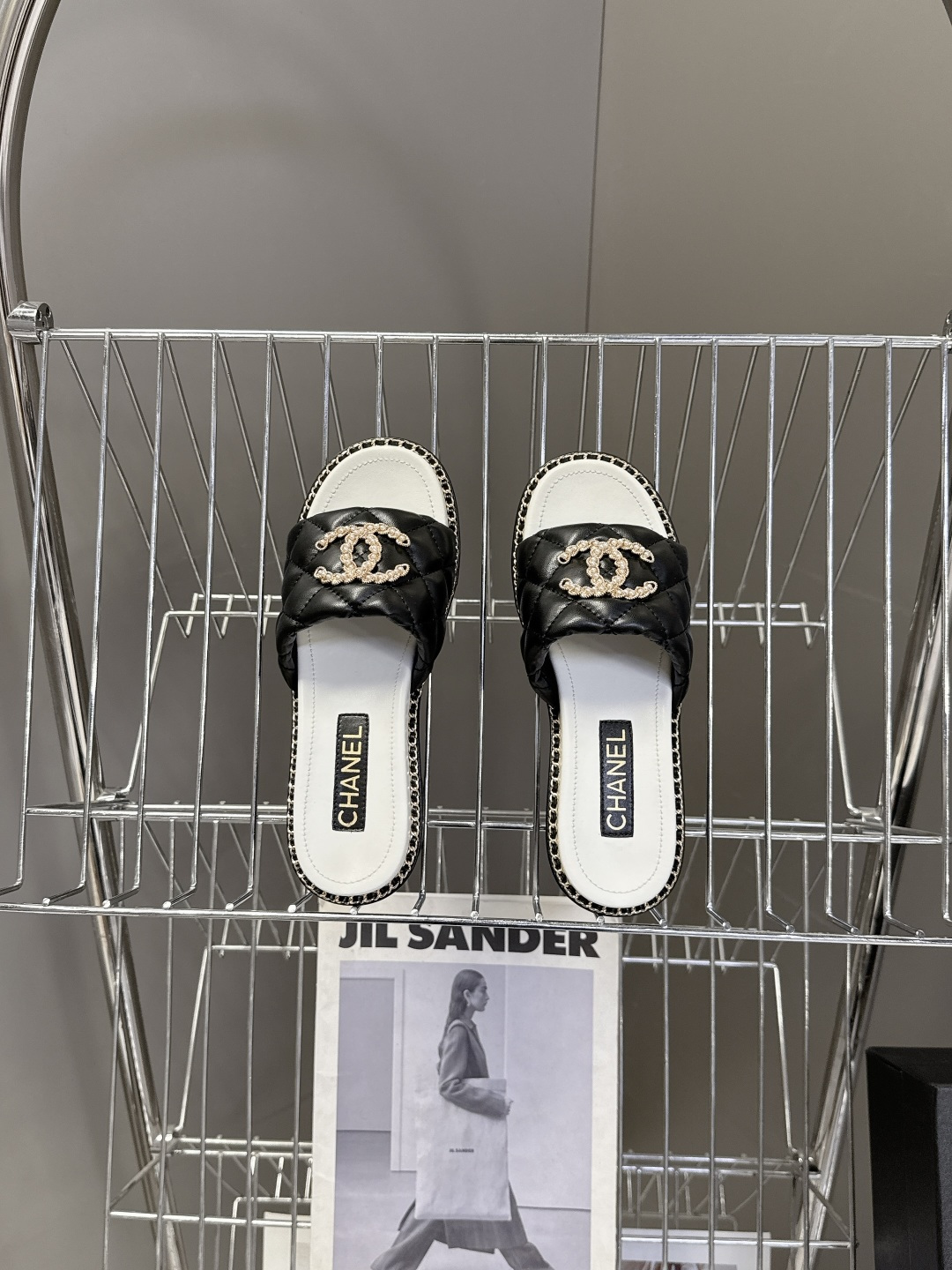 CHANEL香奈儿春夏最新款菱格纹水钻双C粗跟凉拖超多明星网红种草 鞋面采用经典菱格绗缝工艺，是香奈儿的