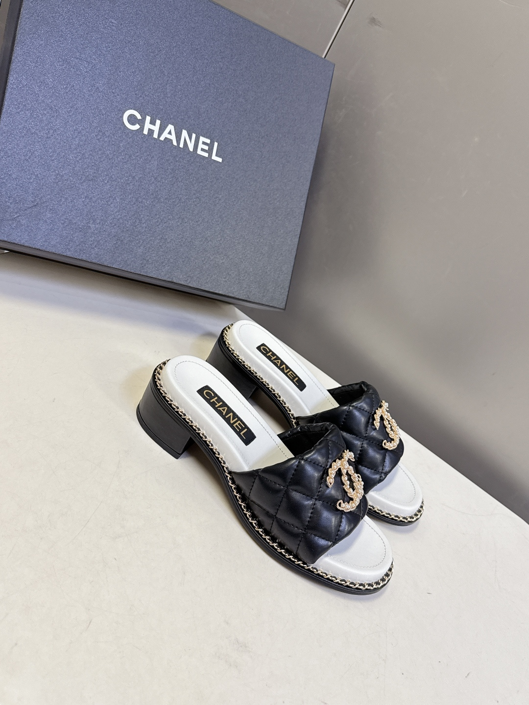 CHANEL香奈儿春夏最新款菱格纹水钻双C粗跟凉拖超多明星网红种草 鞋面采用经典菱格绗缝工艺，是香奈儿的